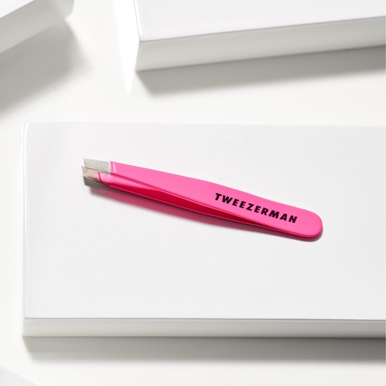 Tweezerman mini kosa pinceta neonsko roza - 1 komad