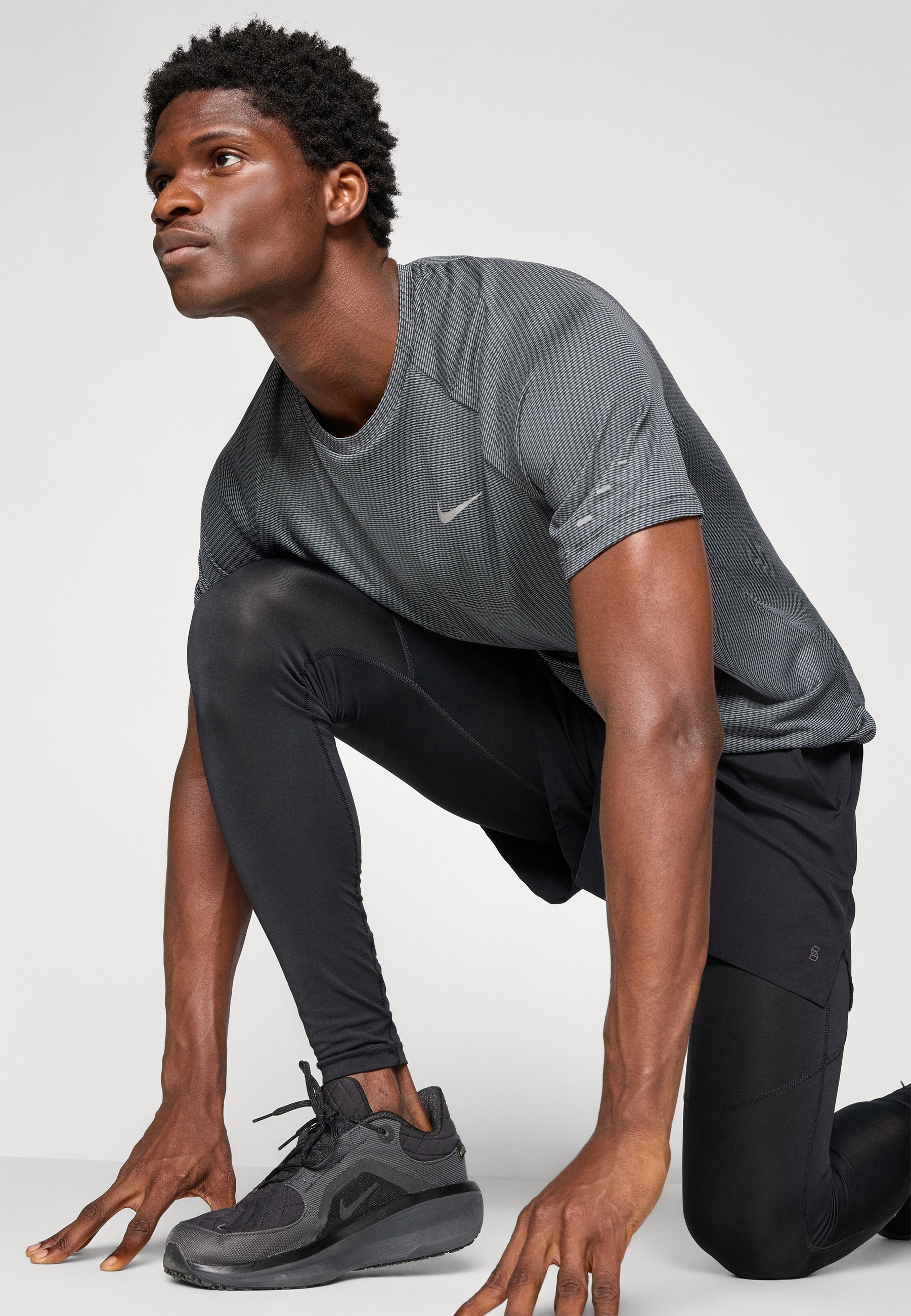 Nike Performance STRIDE - Sport T-shirt - zwart/reflecterend zilverkleurig