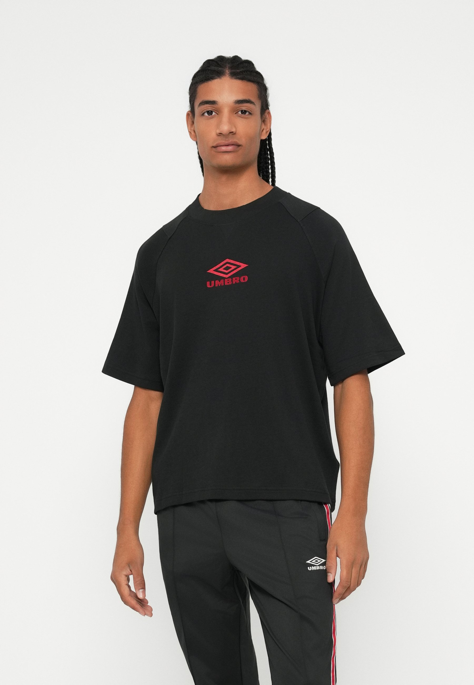 Umbro ICONIC BOXY TEE - T-shirt basic - nero/peperoncino