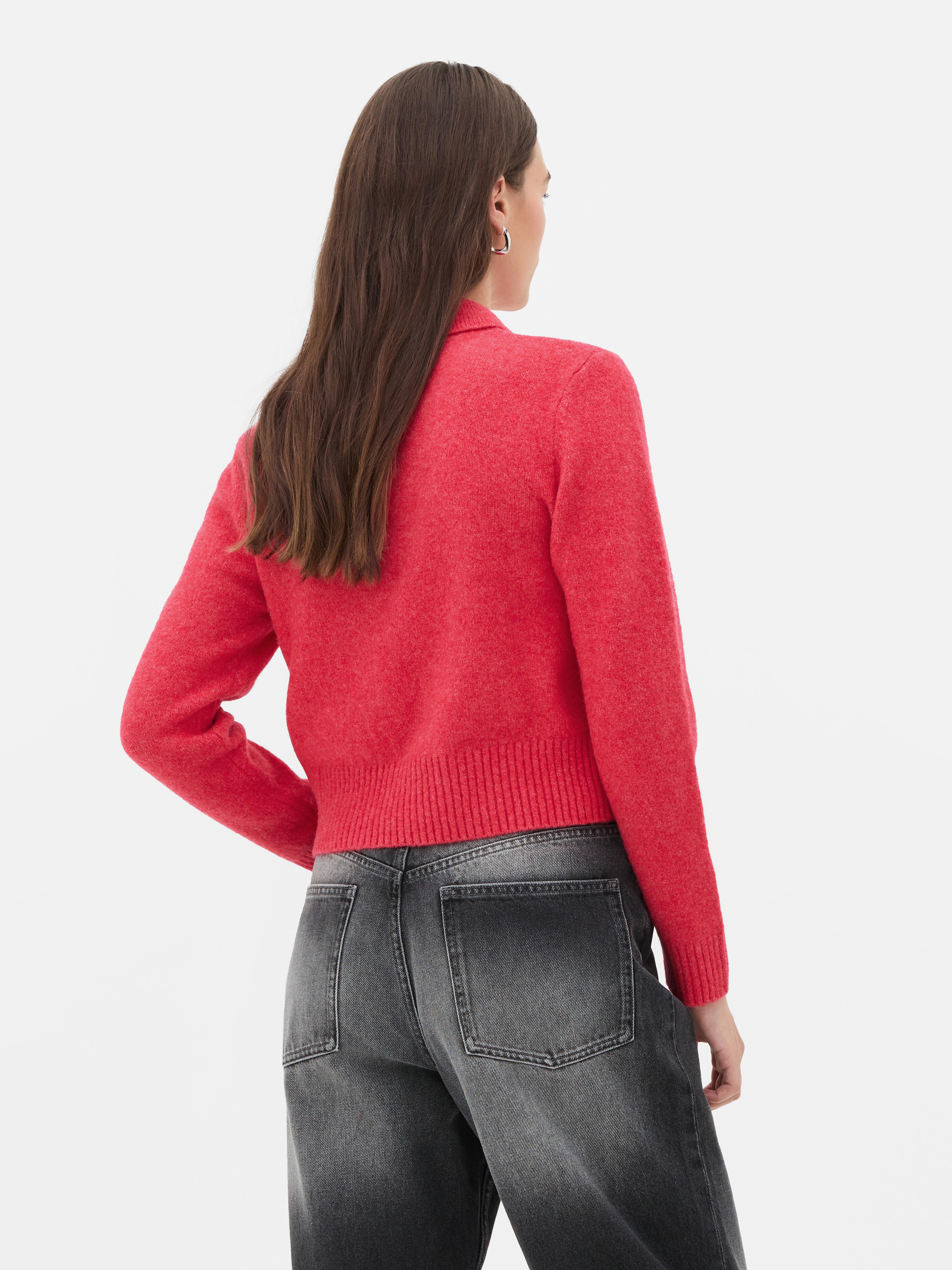 Neulepusero poolokauluksella Pehmeä neulepusero poolokauluksella ja nappilistalla mukavaan preppy-lookiin.