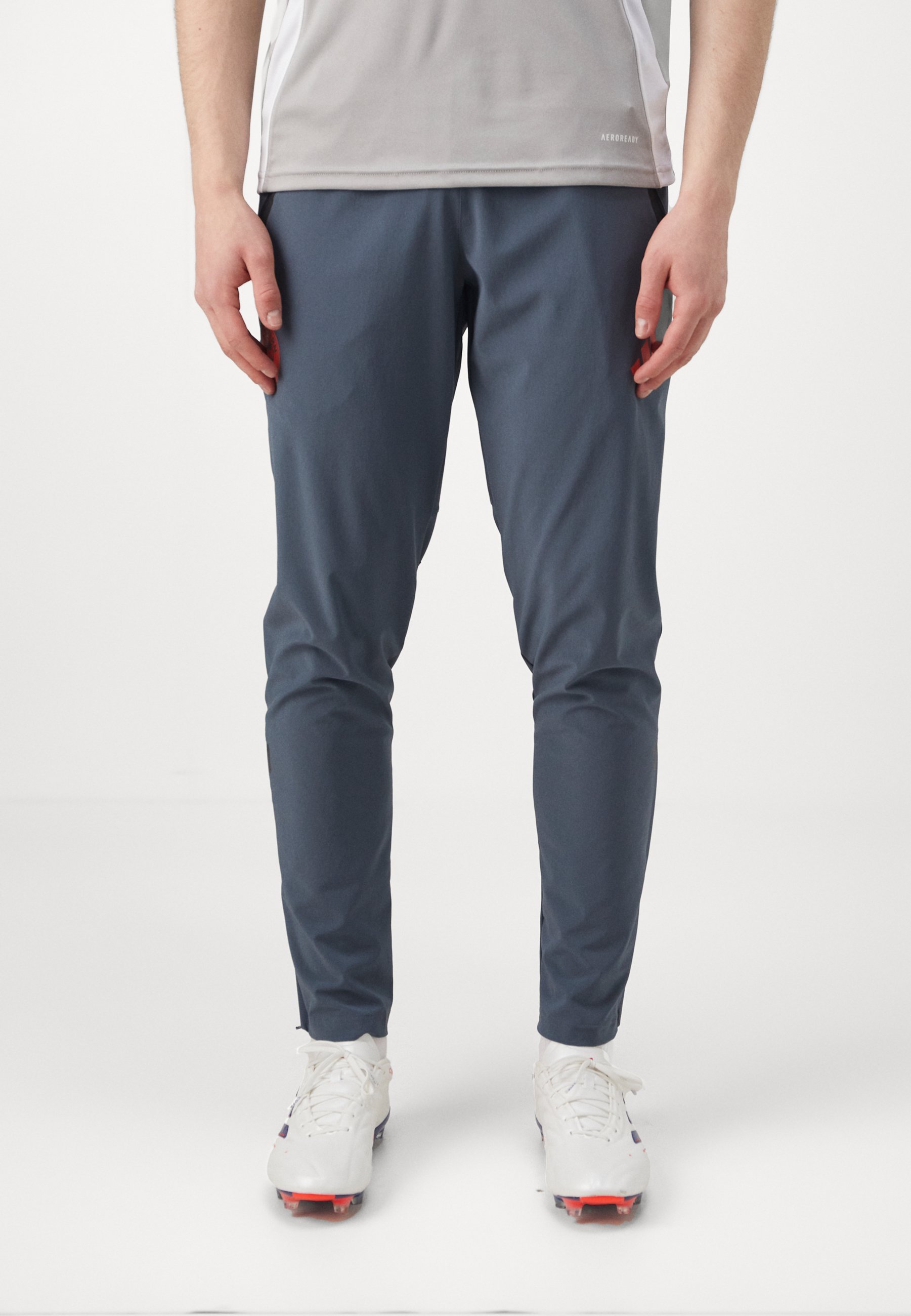 adidas Performance FC BAYERN MUENCHEN TIRO25 COMPETITION VIS TECH TRAVEL PANT - Klubové oblečenie - tučná onixová/ľahko koralová