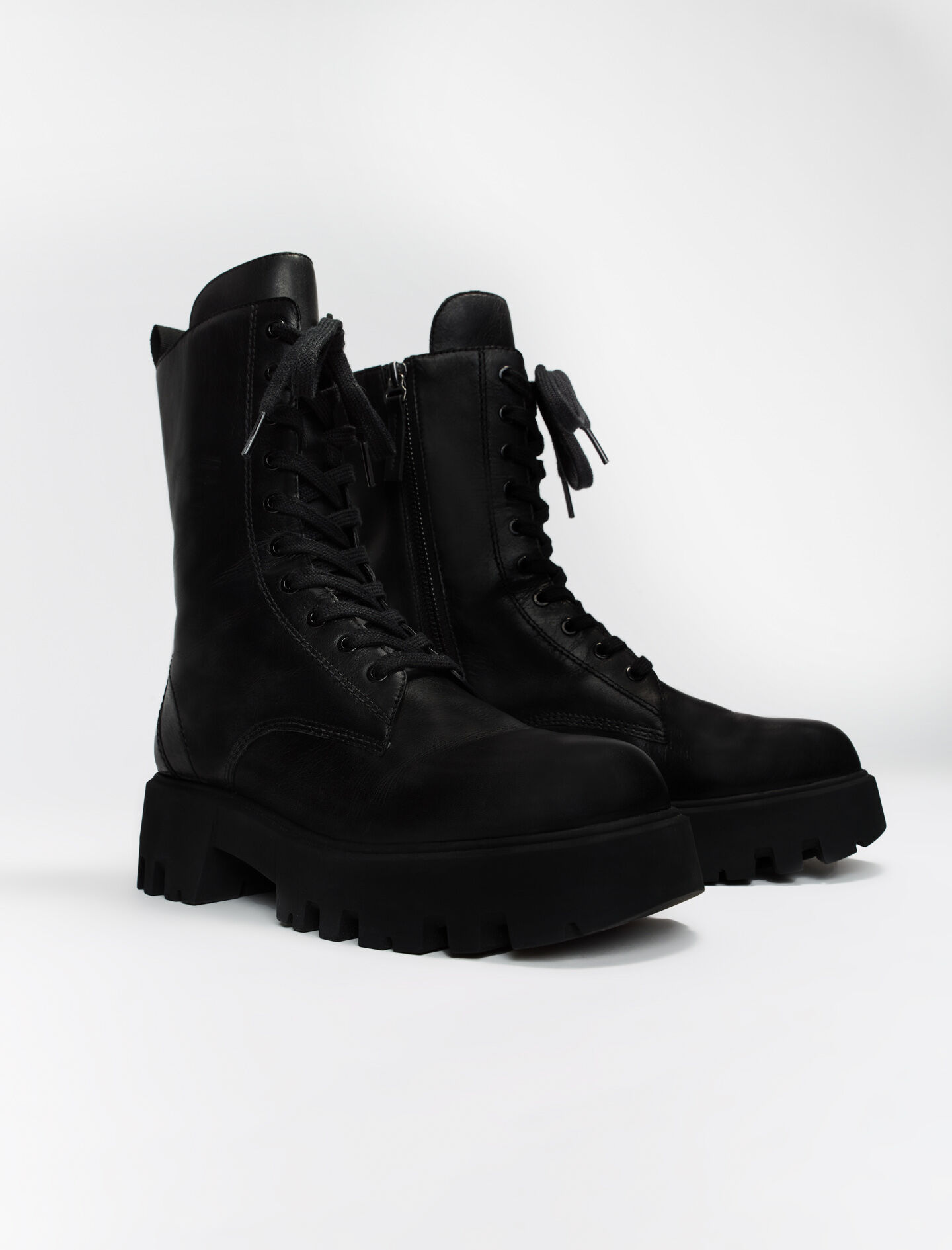 Leren enkellaarsjes in militaire stijl - Zwart