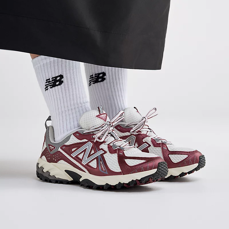 New Balance 610v1 – Classic Crimson met Sea Salt en Shadow Grey