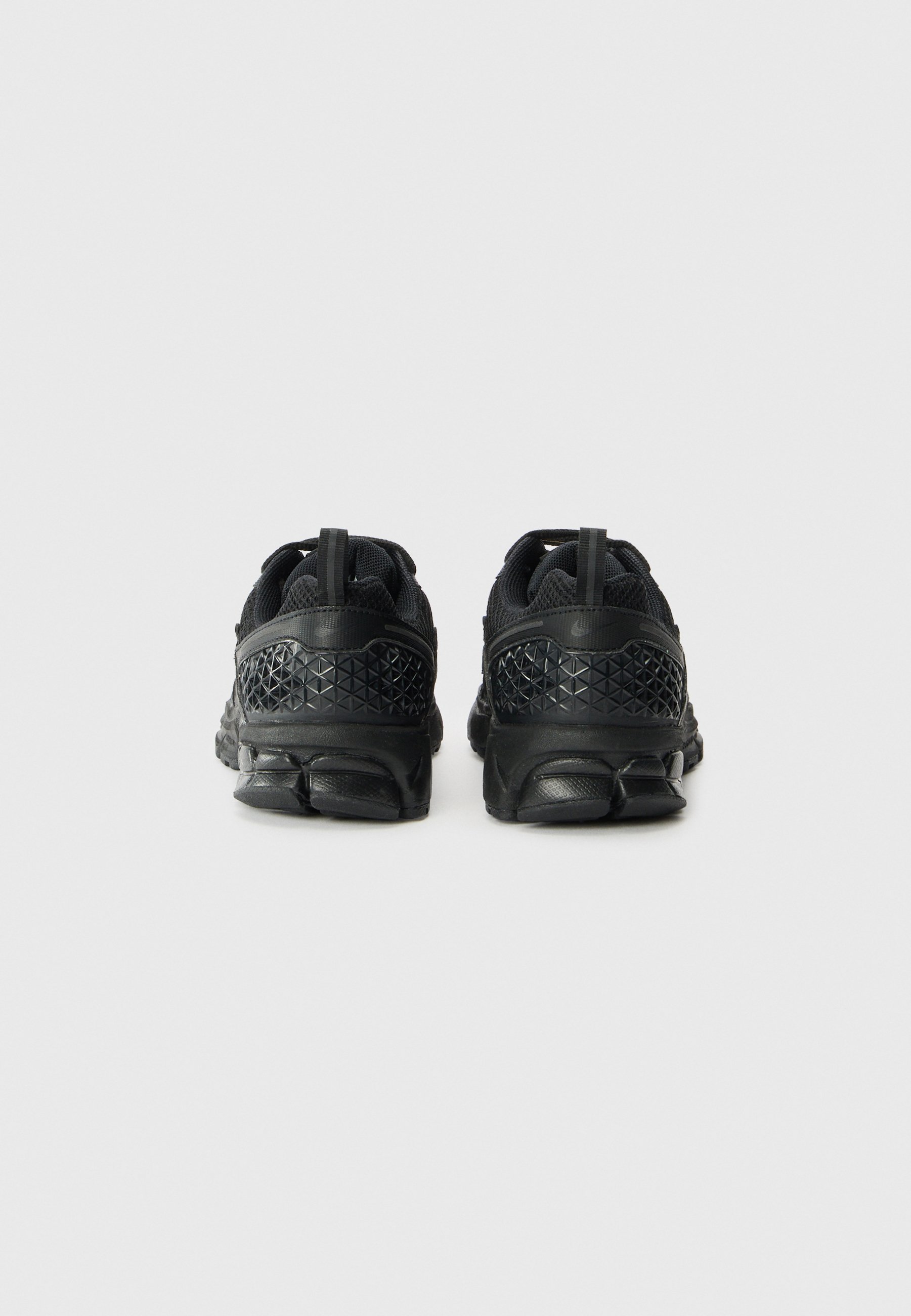 Nike Sportswear VOMERO 5 UNISEX - Buty sportowe - czarne