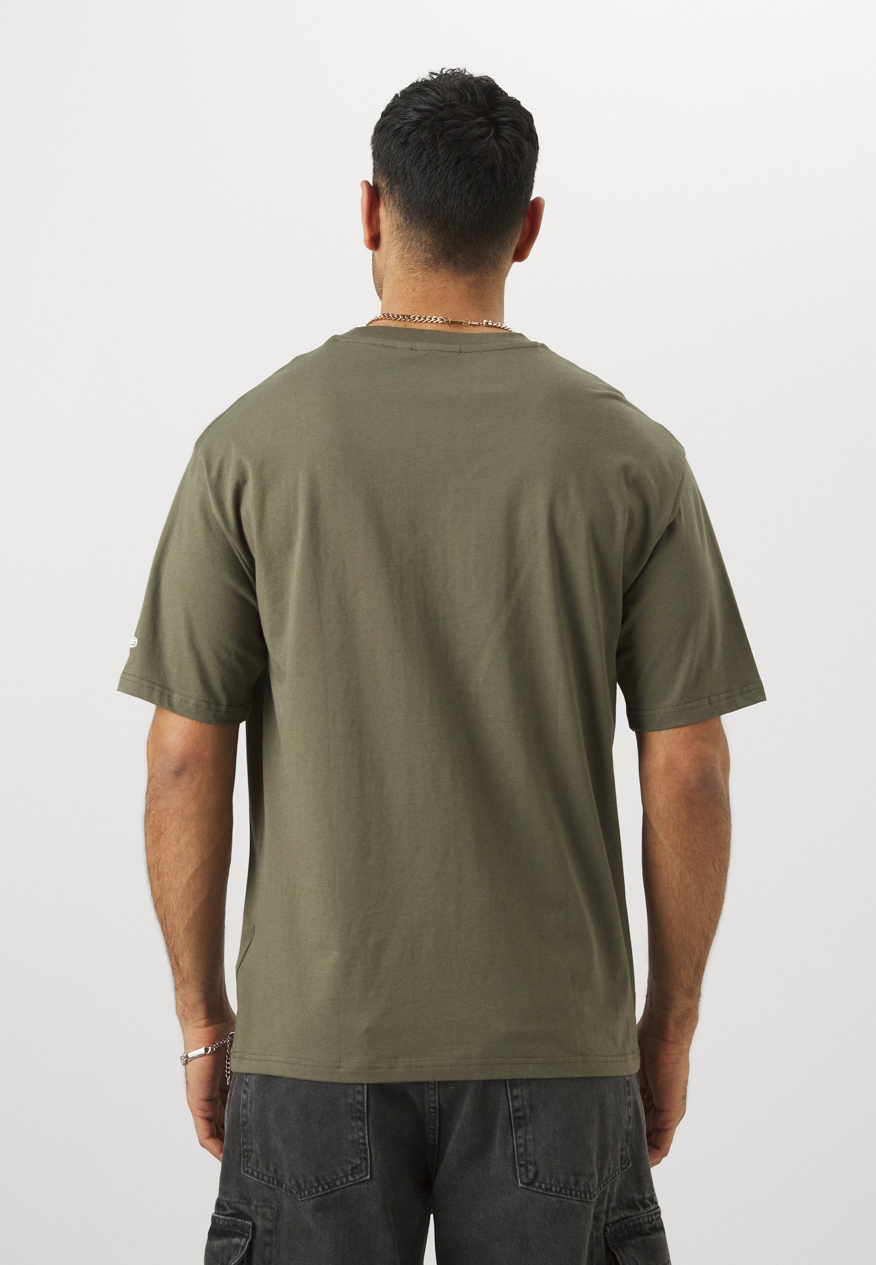 New Era NBA CHICAGO BULLS LEAGUE ESSENTIALS OVERSIZED TEE - Klubové oblečení - olivová