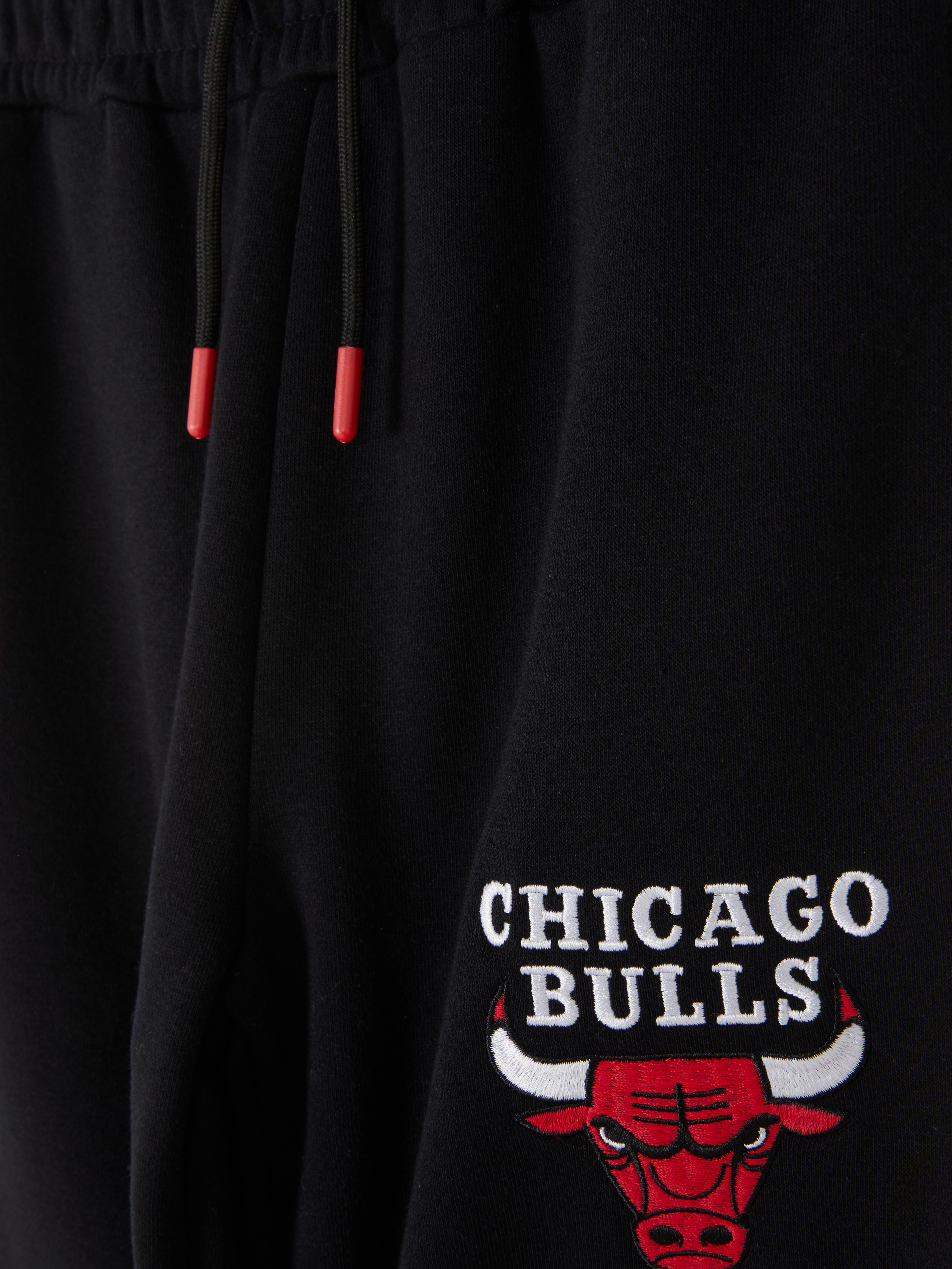 Pantaloni de jogging NBA Chicago Bulls cu șnur. Pantaloni de jogging cu șnur, manșete la gleznă și imprimeuri impresionante cu echipe de baschet.