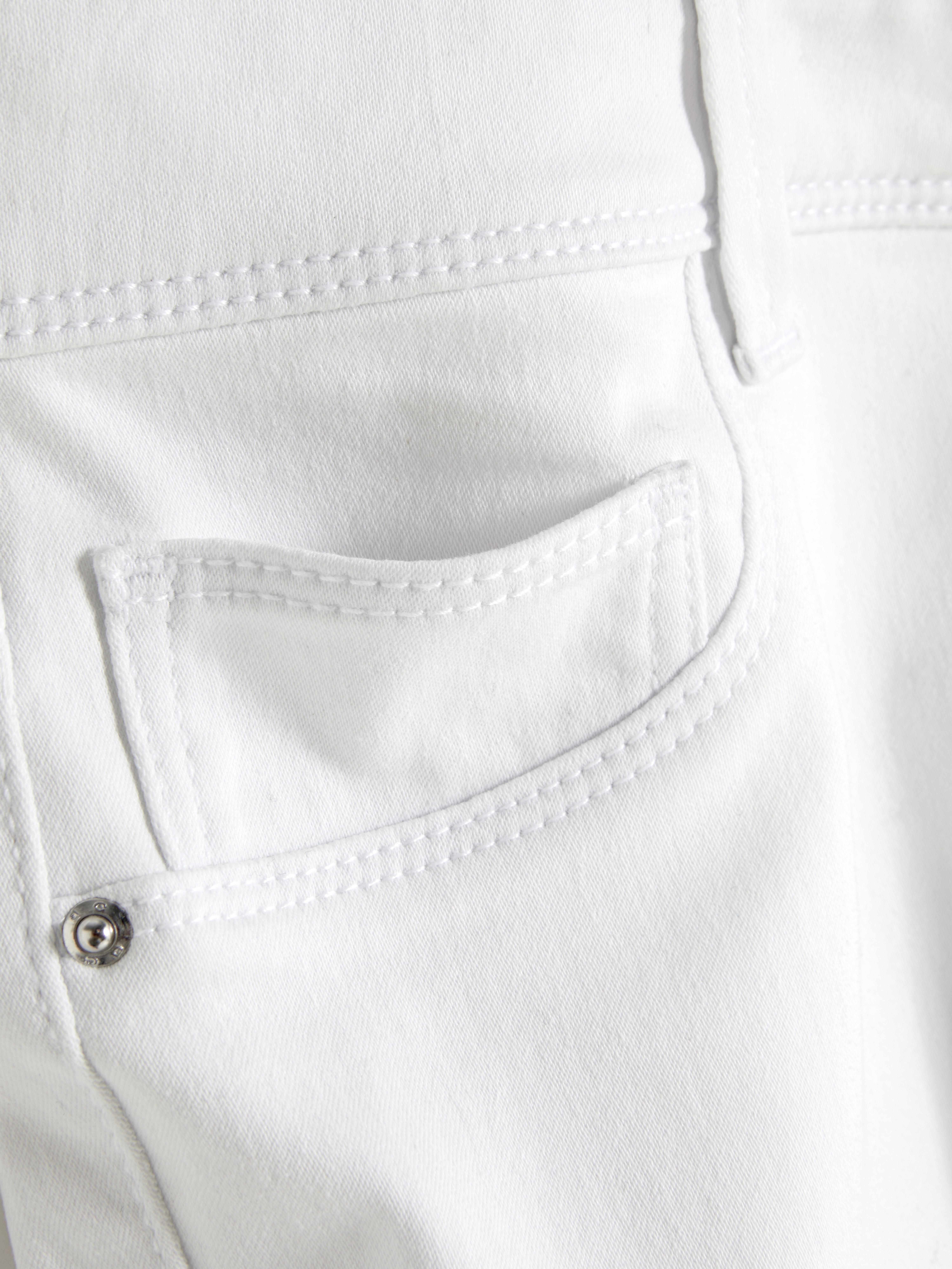 Blugi skinny simpli cu talie medie. Blugii sunt un must-have, iar noi adorăm acest stil mulat.