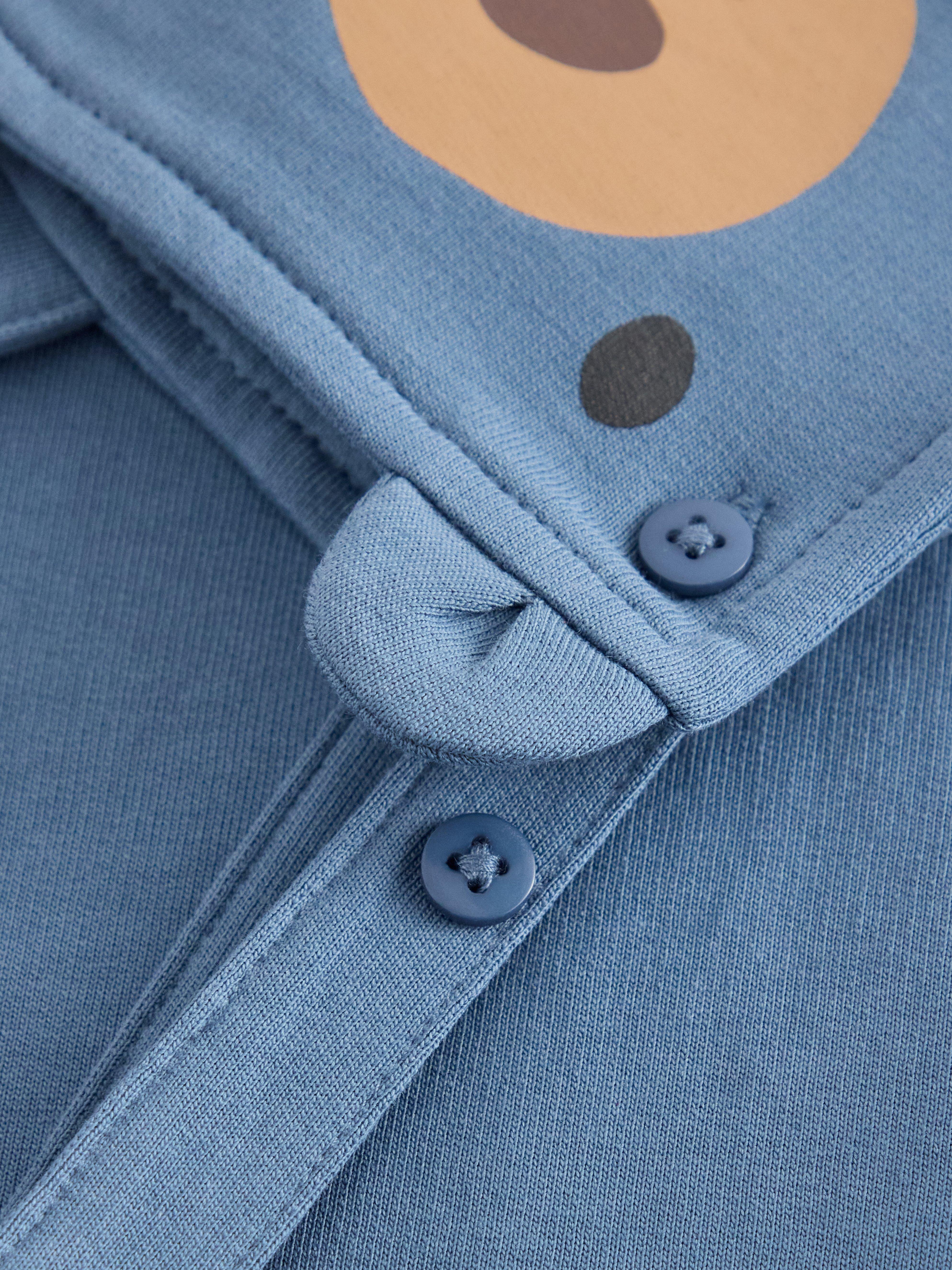 Pantalones cortos con tirantes, color azul empolvado.