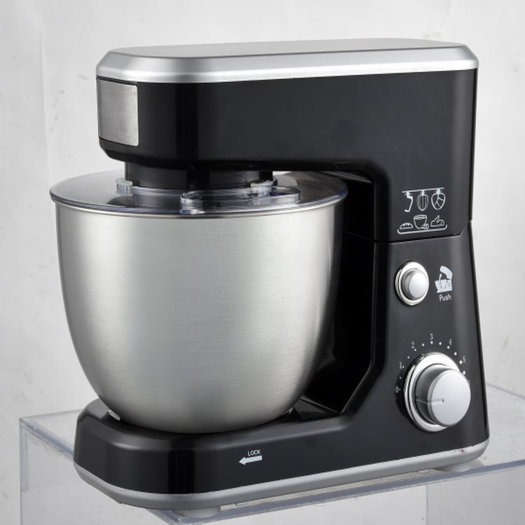 Robot pâtissier avec grand bol en acier inoxydable et casserole avec mixeur.