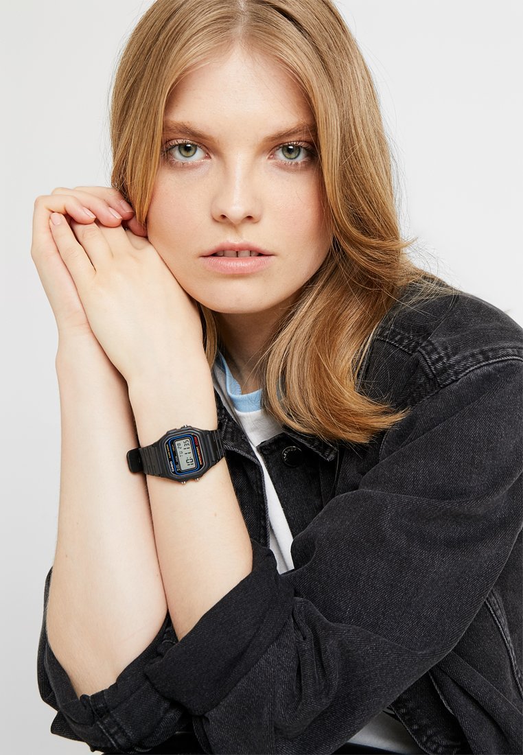 Digitální hodinky Casio - černé