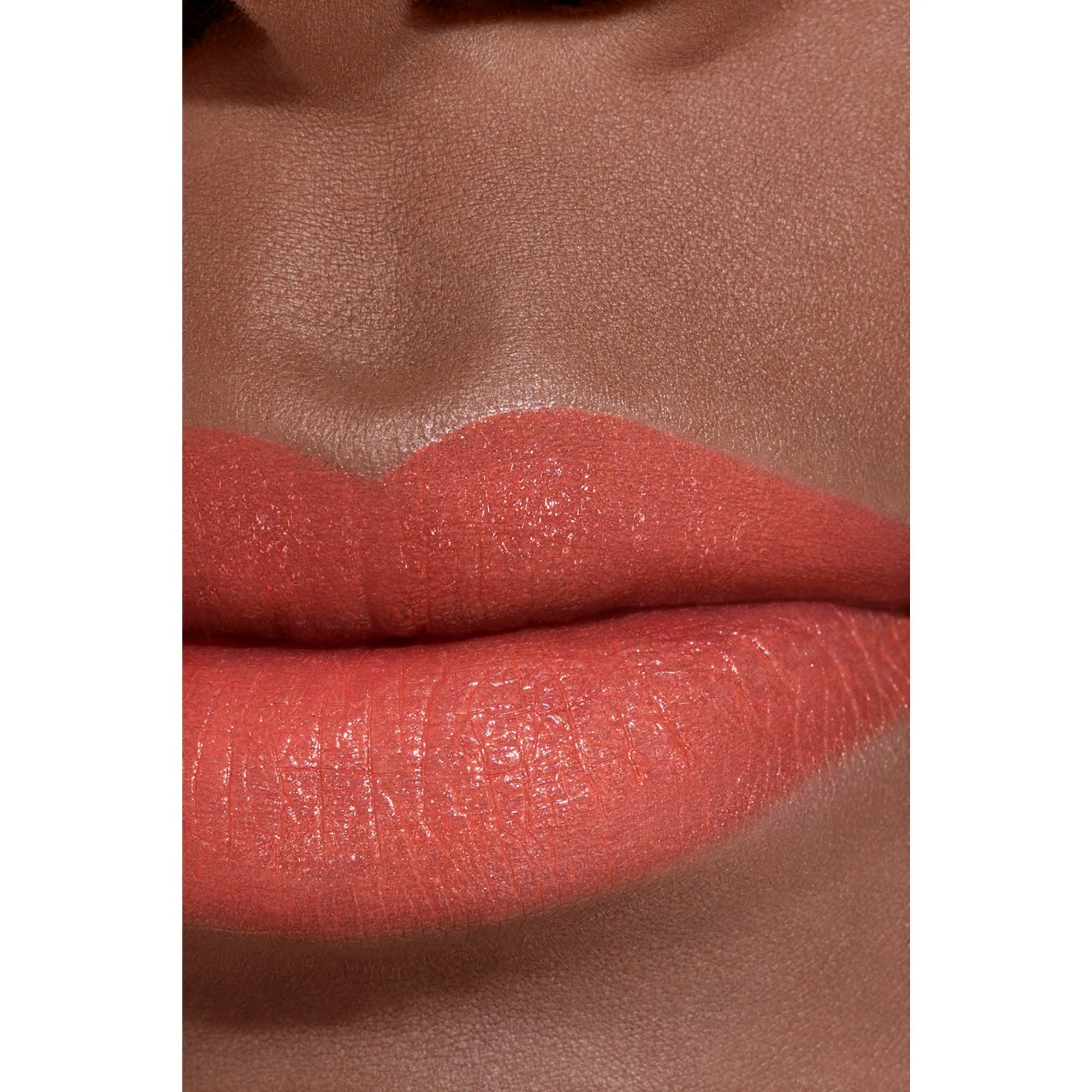 ROUGE ALLURE L'EXTRAIT - IL ROSSETTO AD ALTA INTENSITÀ ESTRATTO DI LUCE E TRATTAMENTO. RICARICABILE