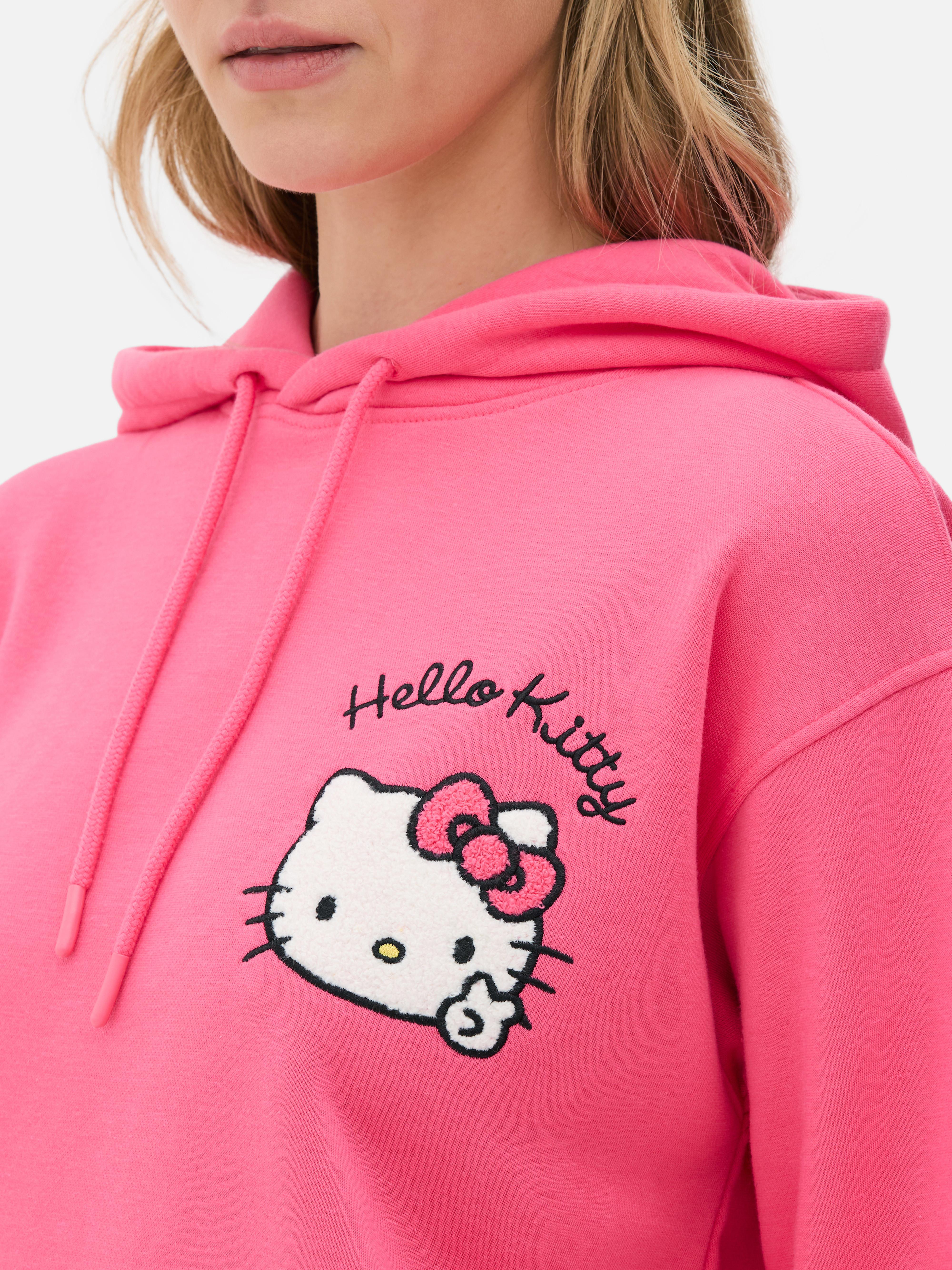 Ασορτί φούτερ με κουκούλα και λογότυπο Hello Kitty. Φούτερ με κουκούλα Hello Kitty, κορδόνι, μακριά μανίκια και ραμμένο λογότυπο.