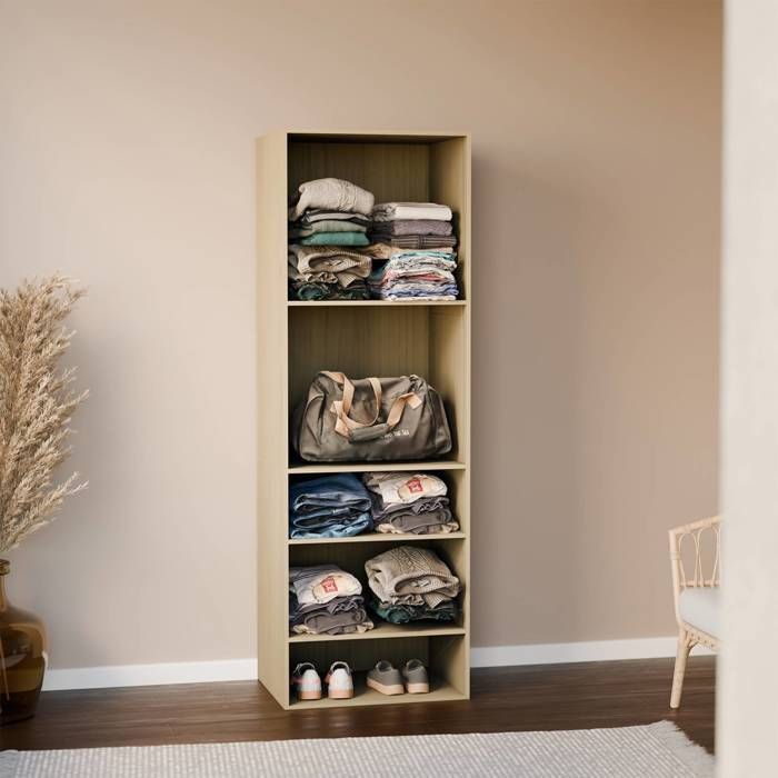 Guarda-roupa com 5 prateleiras. Cor natural. Painéis laminados.