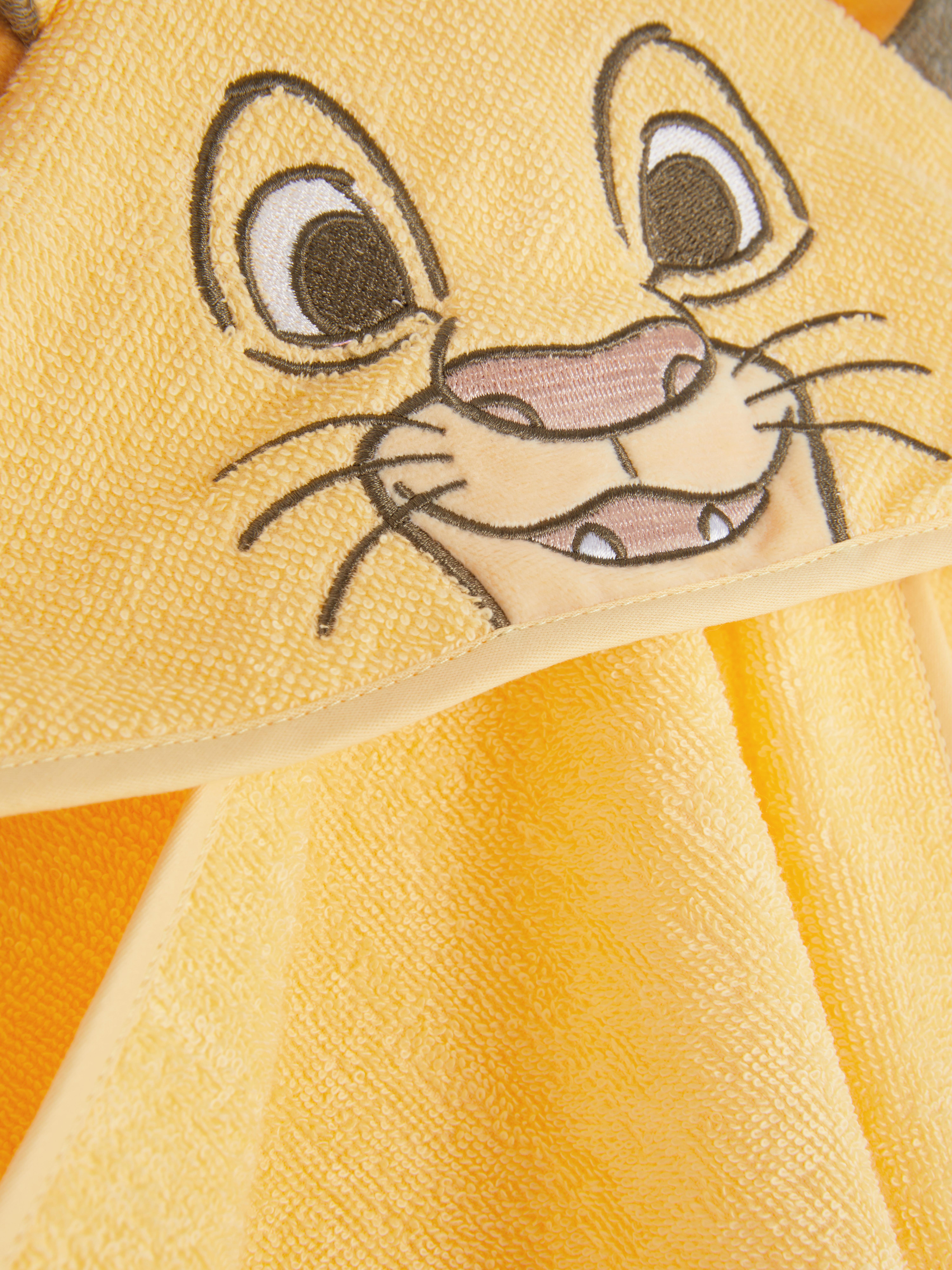 Prosop cu glugă, Disney Regele Leu, aniversare de 30 de ani. Acest prosop Disney cu un design Simba pe glugă face uscarea mai distractivă.