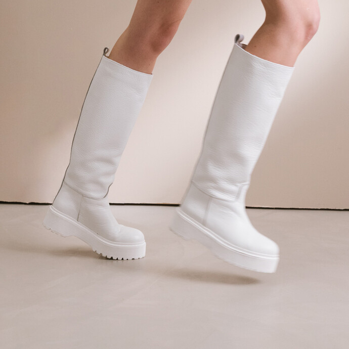 Bottes à semelle épaisse crantée  en cuir grainé blanc