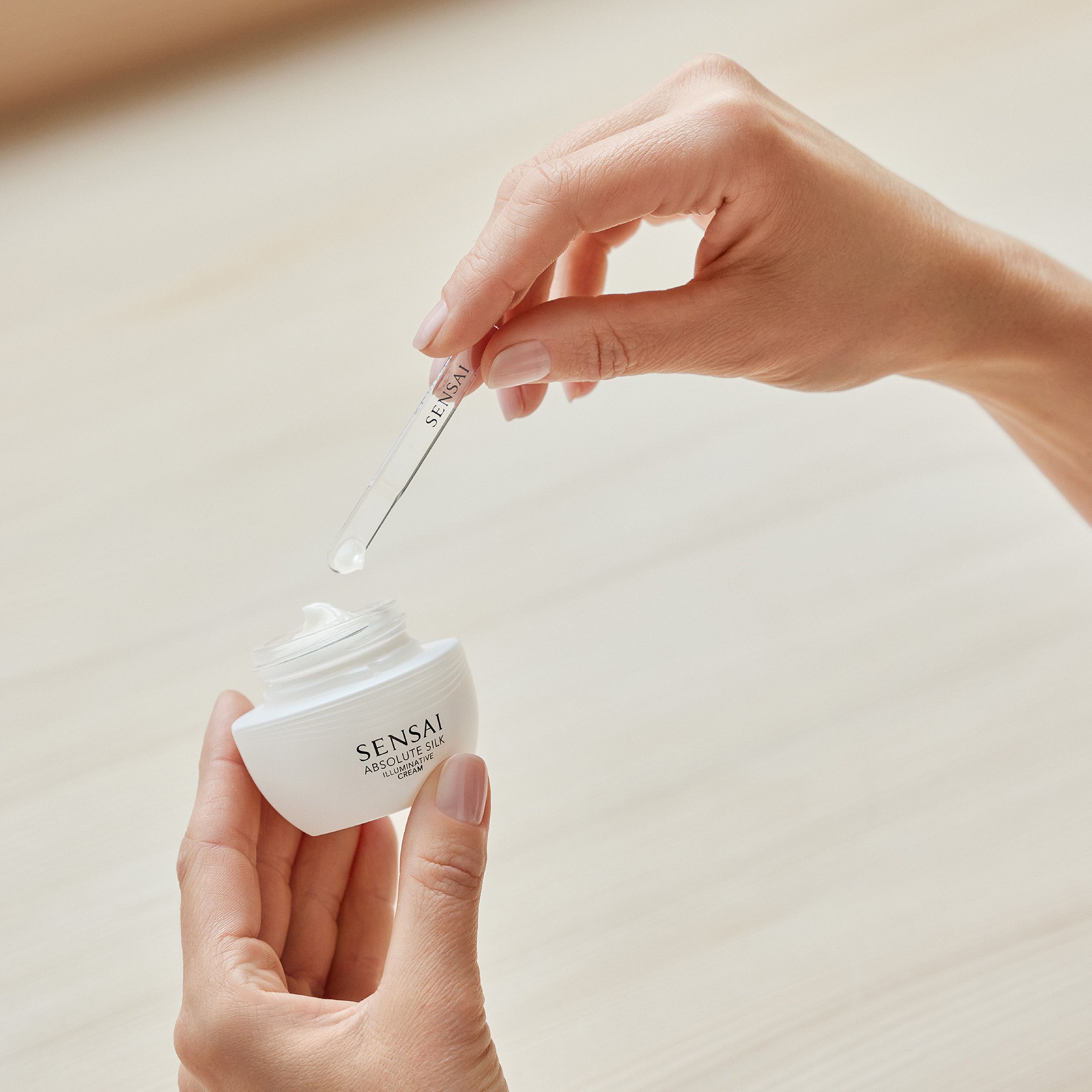 Absolute Silk Illuminative Cream Luksusa pretgrumbu un novecošanās aizkavēšanas krēms