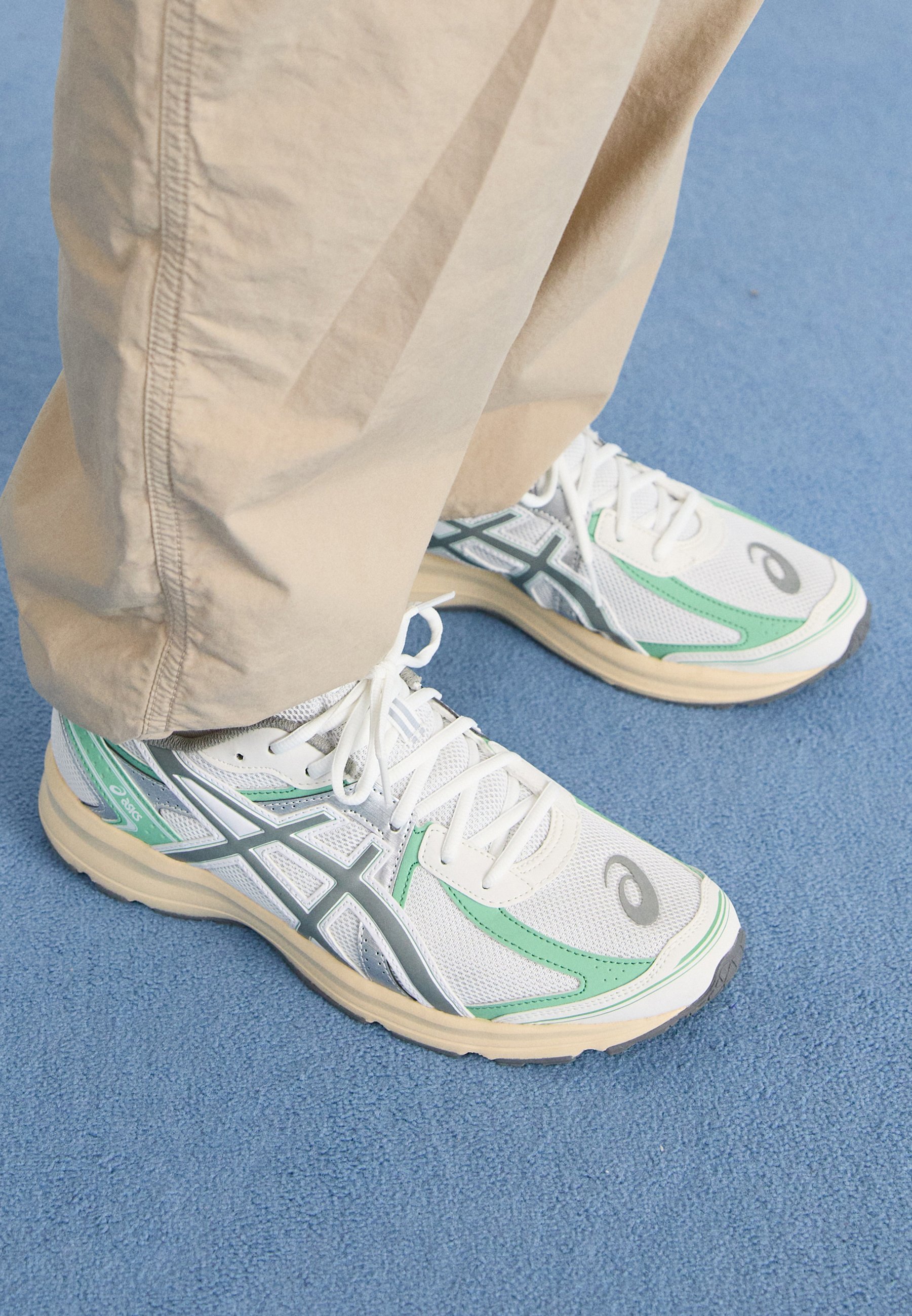 ASICS SportStyle JOG 100S UNISEX - Scarpe da ginnastica - bianco/grigio argilla
