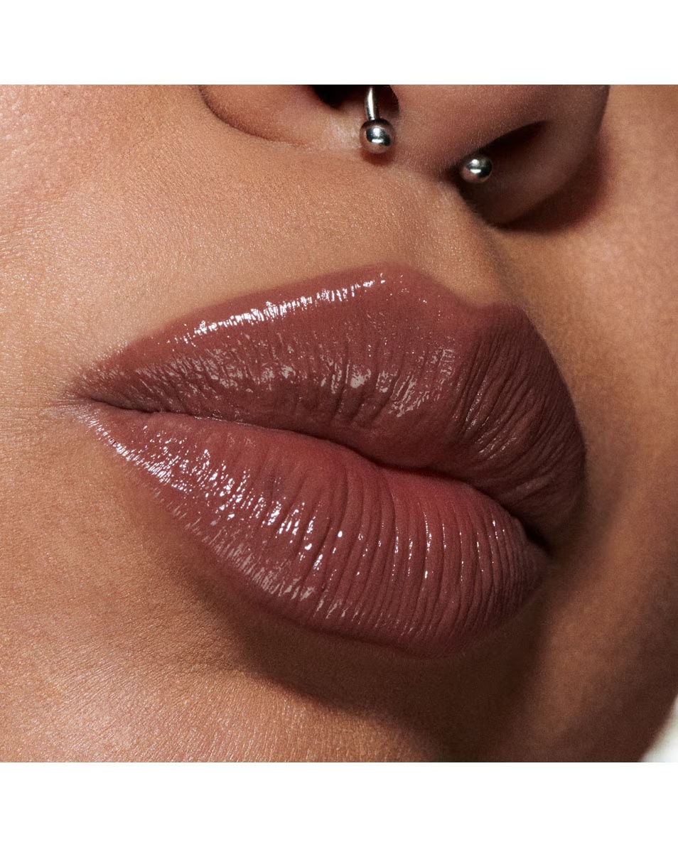 Ruj MAC Lustreglass Sheer Shine - Intimate Nudes Culoare translucidă și lucioasă - finisaj de lungă durată