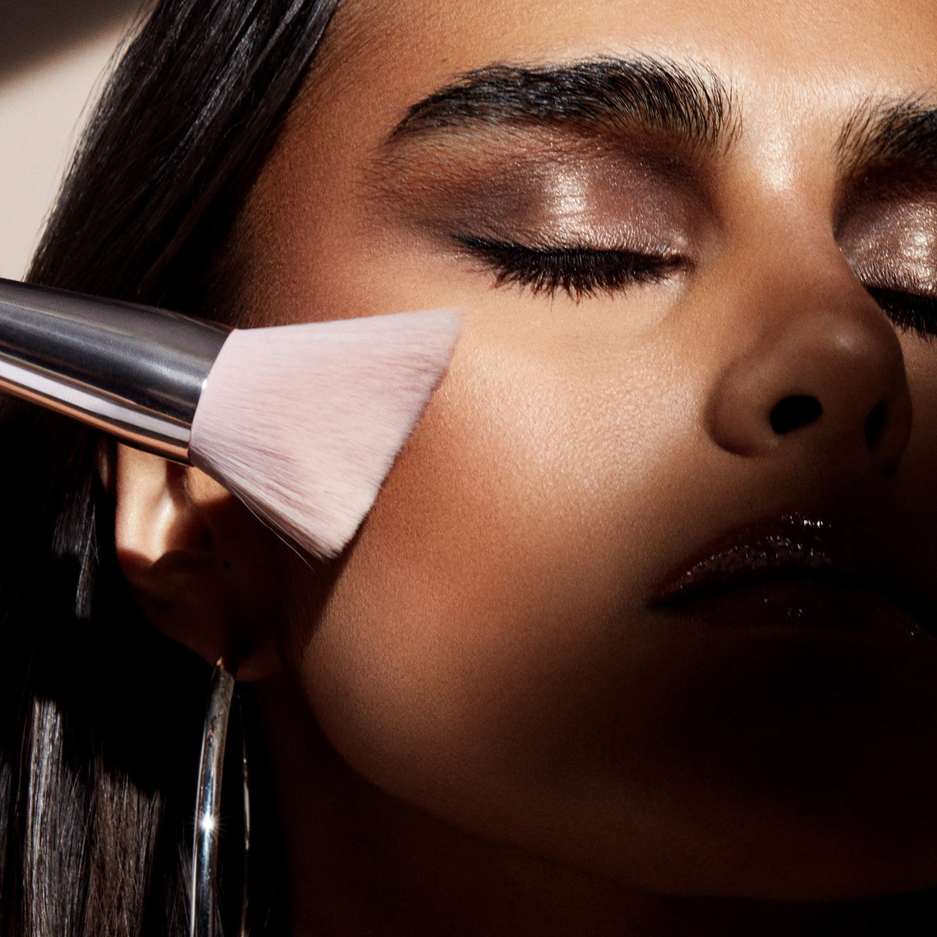 Pensulă bronzantă pentru obraji 190 - Fenty Beauty