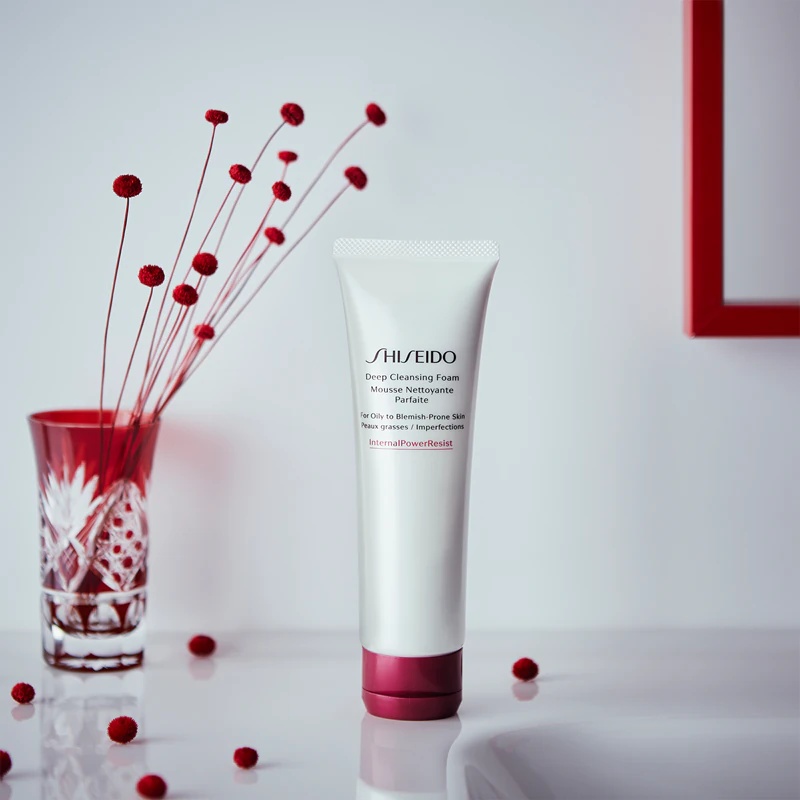 „Shiseido“ giluminio valymo putos riebiai ir probleminei odai