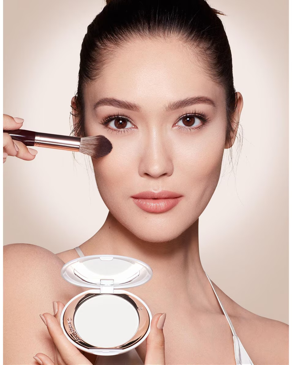Pudră de finisaj strălucitoare cu aerograf CHARLOTTE TILBURY, finisaj impecabil
