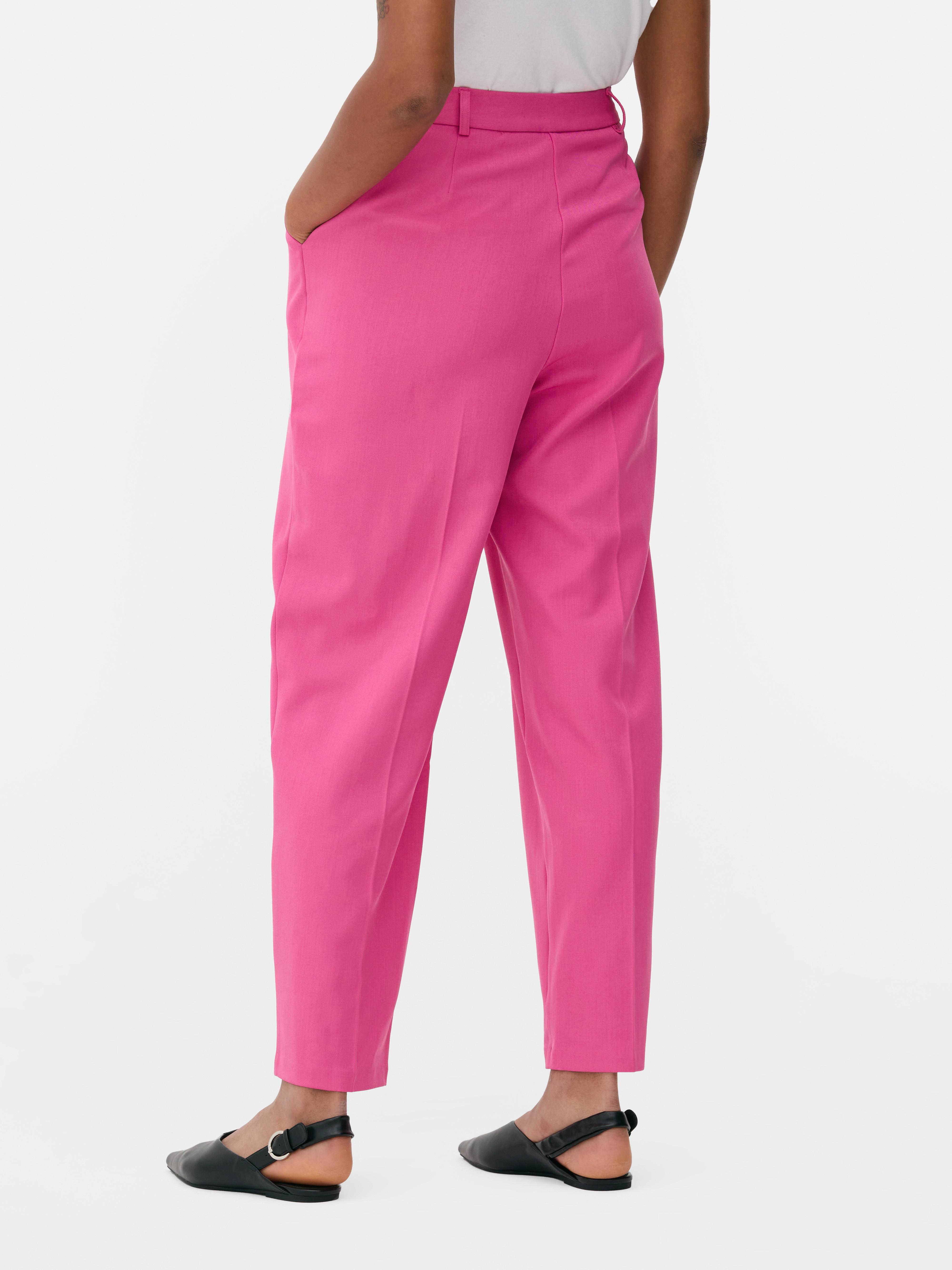 Passende Hose mit geradem Bein. Eine minimalistische Hose mit Bundfalten, geradem Schnitt und neutraler Farbe.