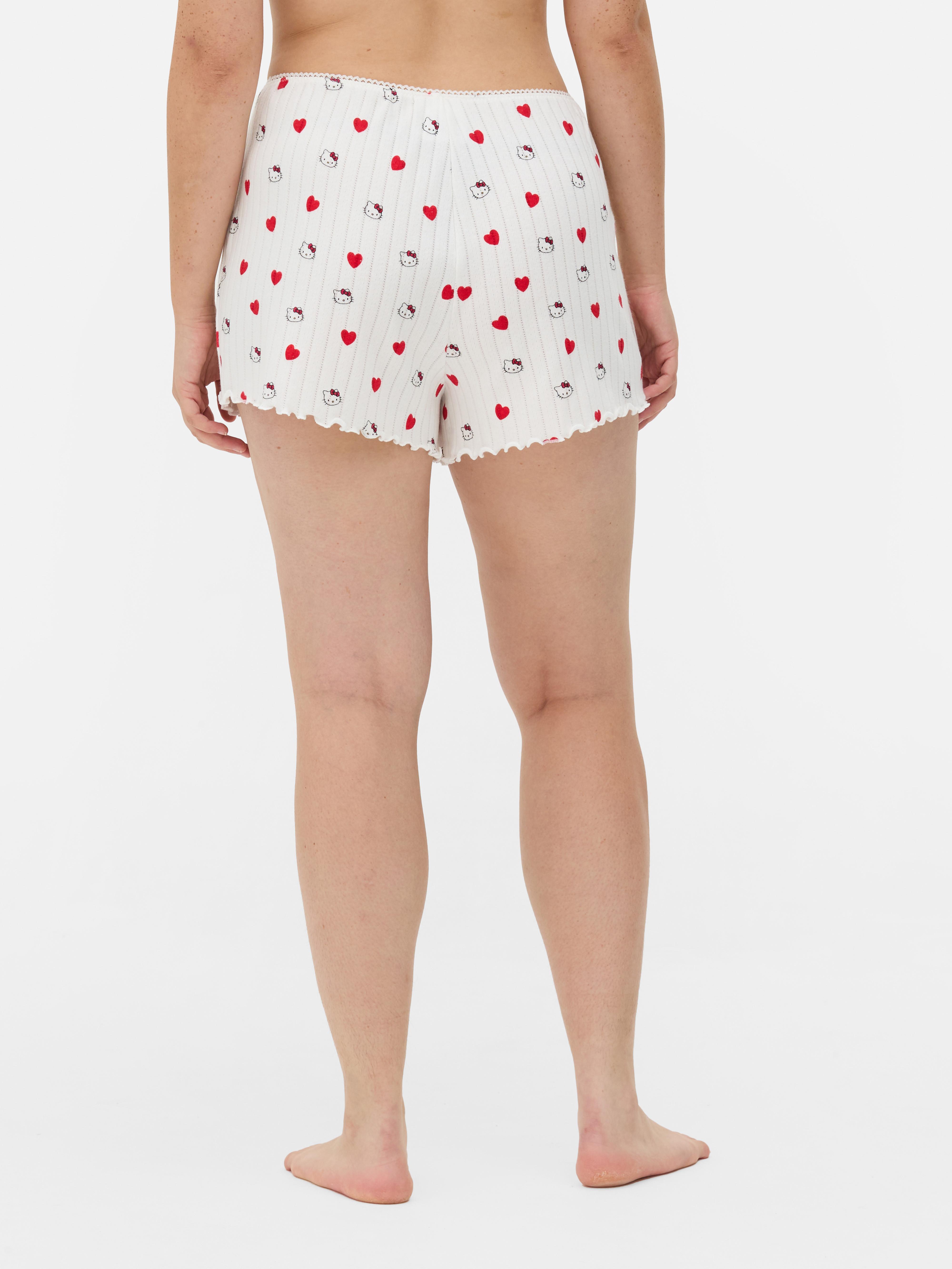 Pantaloni scurți de pijama Hello Kitty cu motive ajurate. Un pantaloni scurți de pijama moi cu motive ajurate, decorați cu motive Hello Kitty.