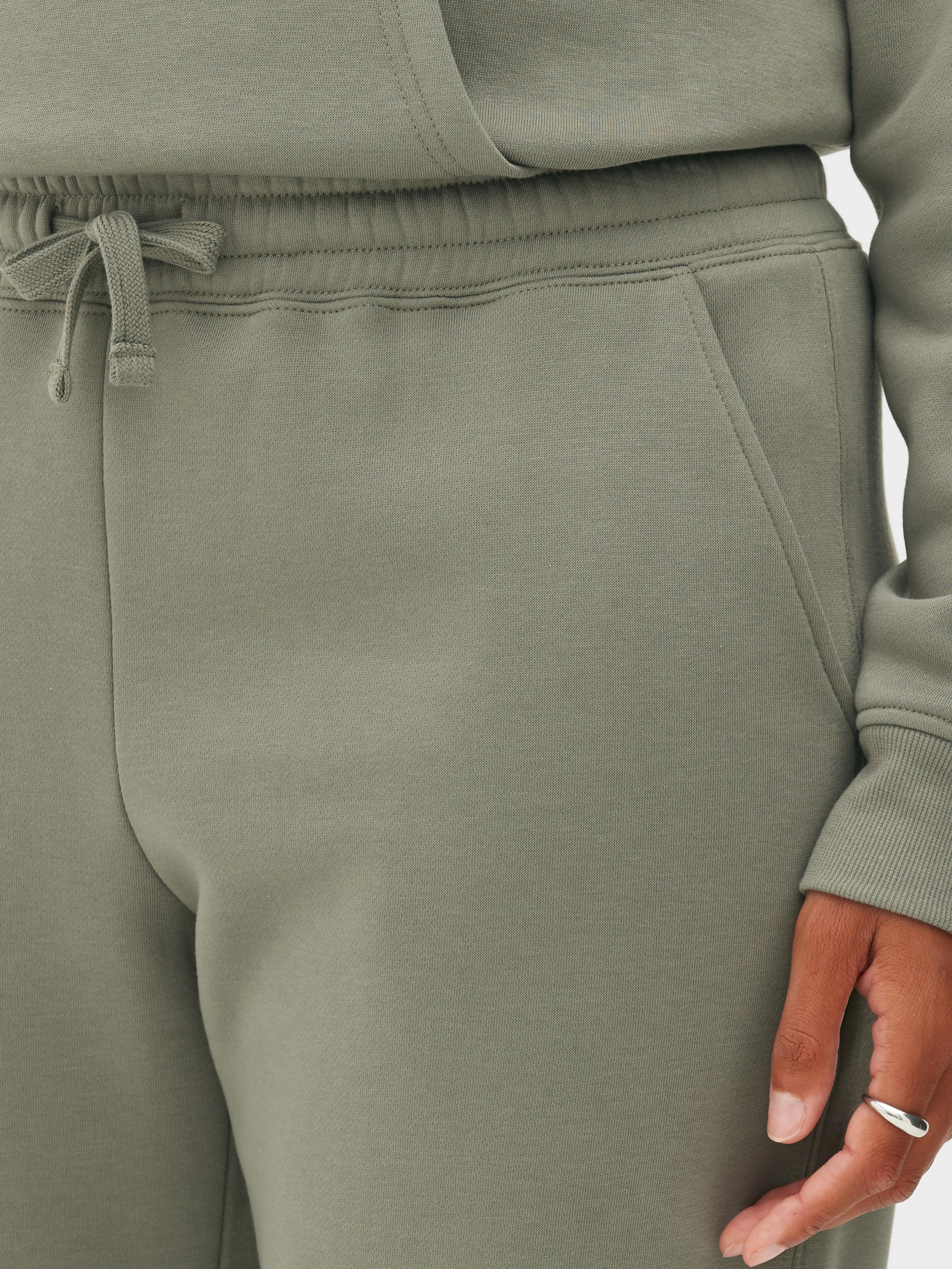 Pantaloni de jogging simpli cu croială regulată. Acești pantaloni de jogging cu manșete până la gleznă sunt indispensabili în garderoba ta casual.