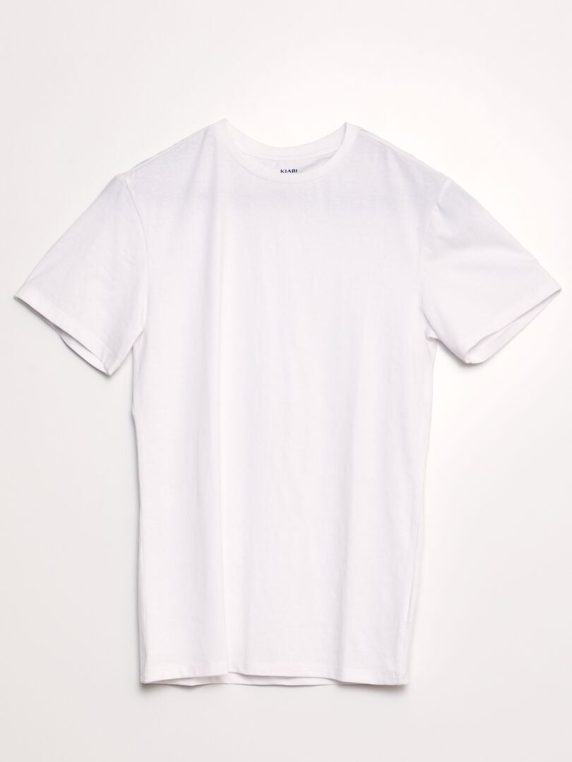 Camiseta lisa, modelagem justa, branca.