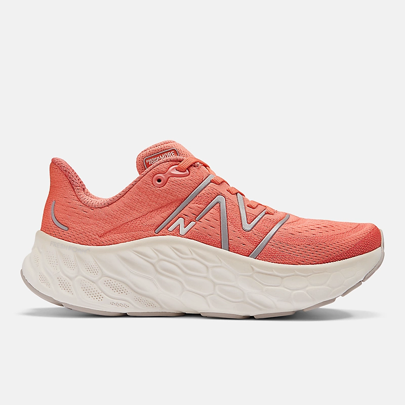 Fresh Foam X More v4 für Damen – Golfrot mit Meersalz und Silbermetallic