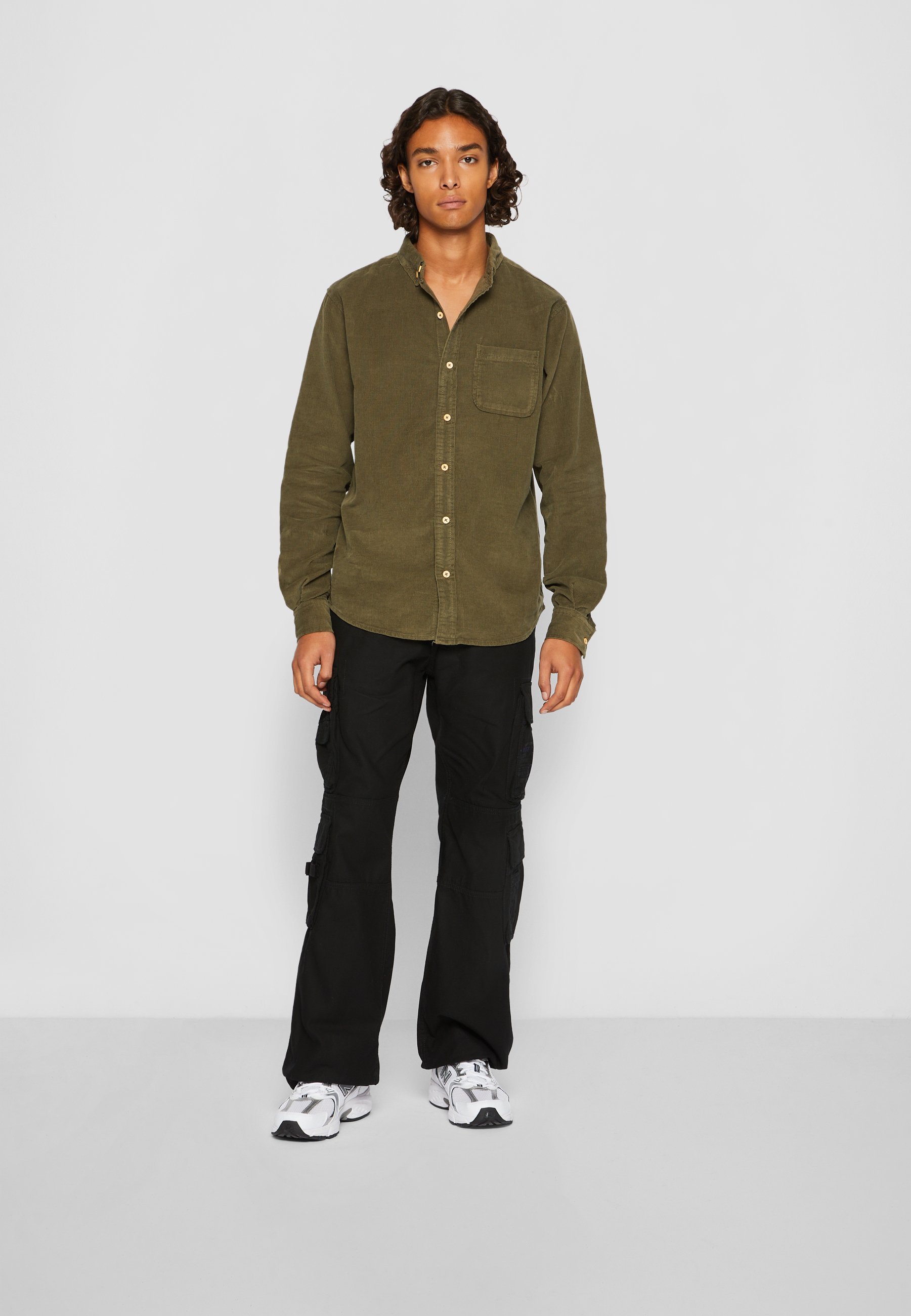 Urban Classics corduroy overhemd - Overhemd - olijfgroen