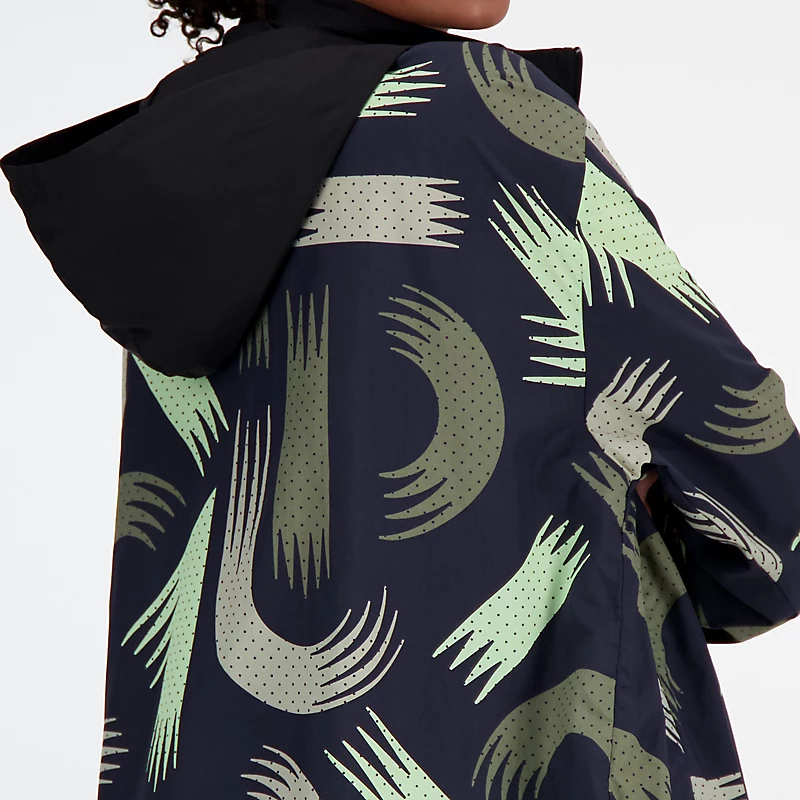 Damska kurtka sportowa NB z nadrukiem London Edition Woven Jacket – CZARNO-WIELOKROTNA
