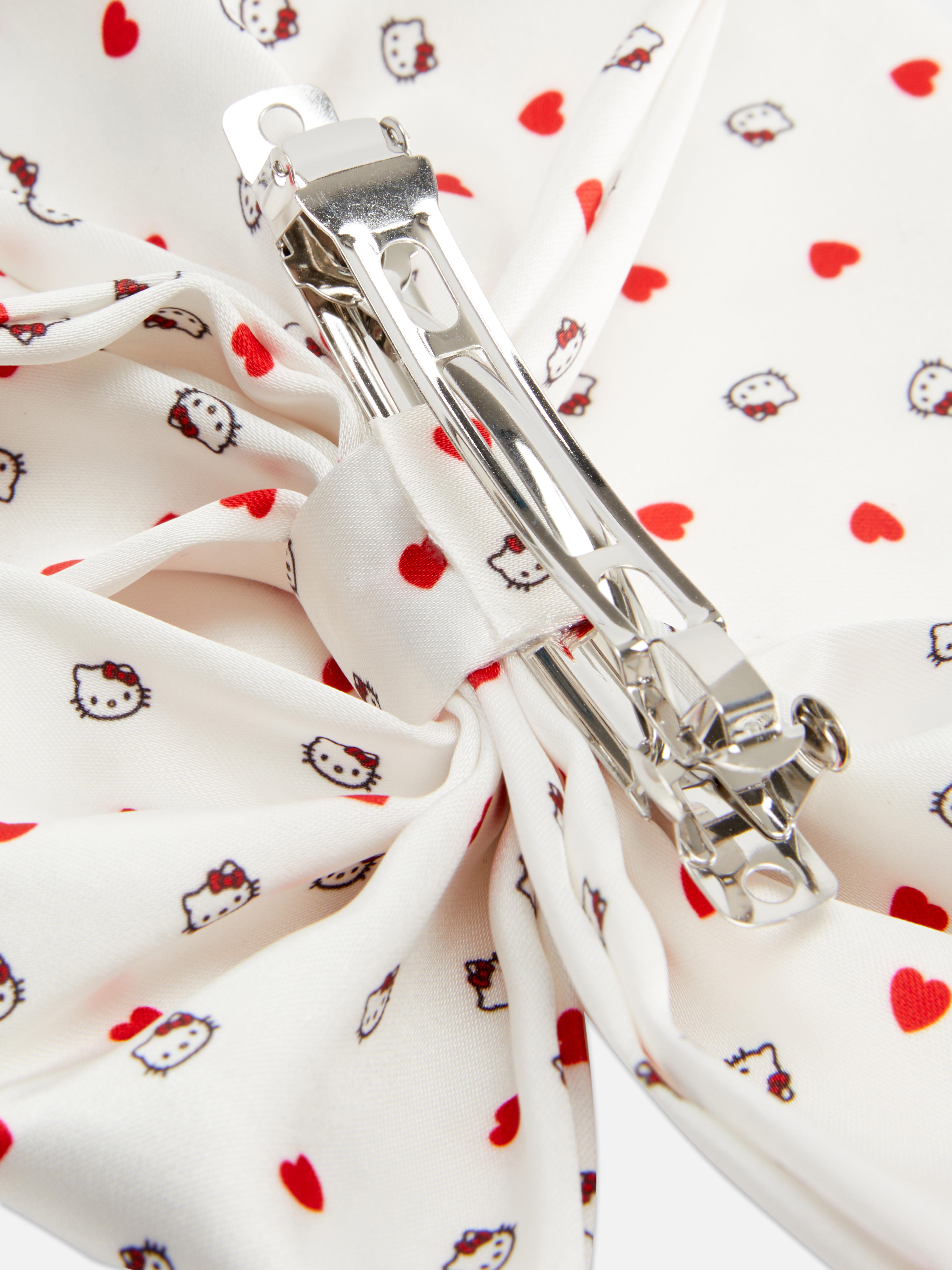 Fundiță de păr Hello Kitty Această fundiță de păr prezintă un model cu motive Hello Kitty pe toată suprafața.