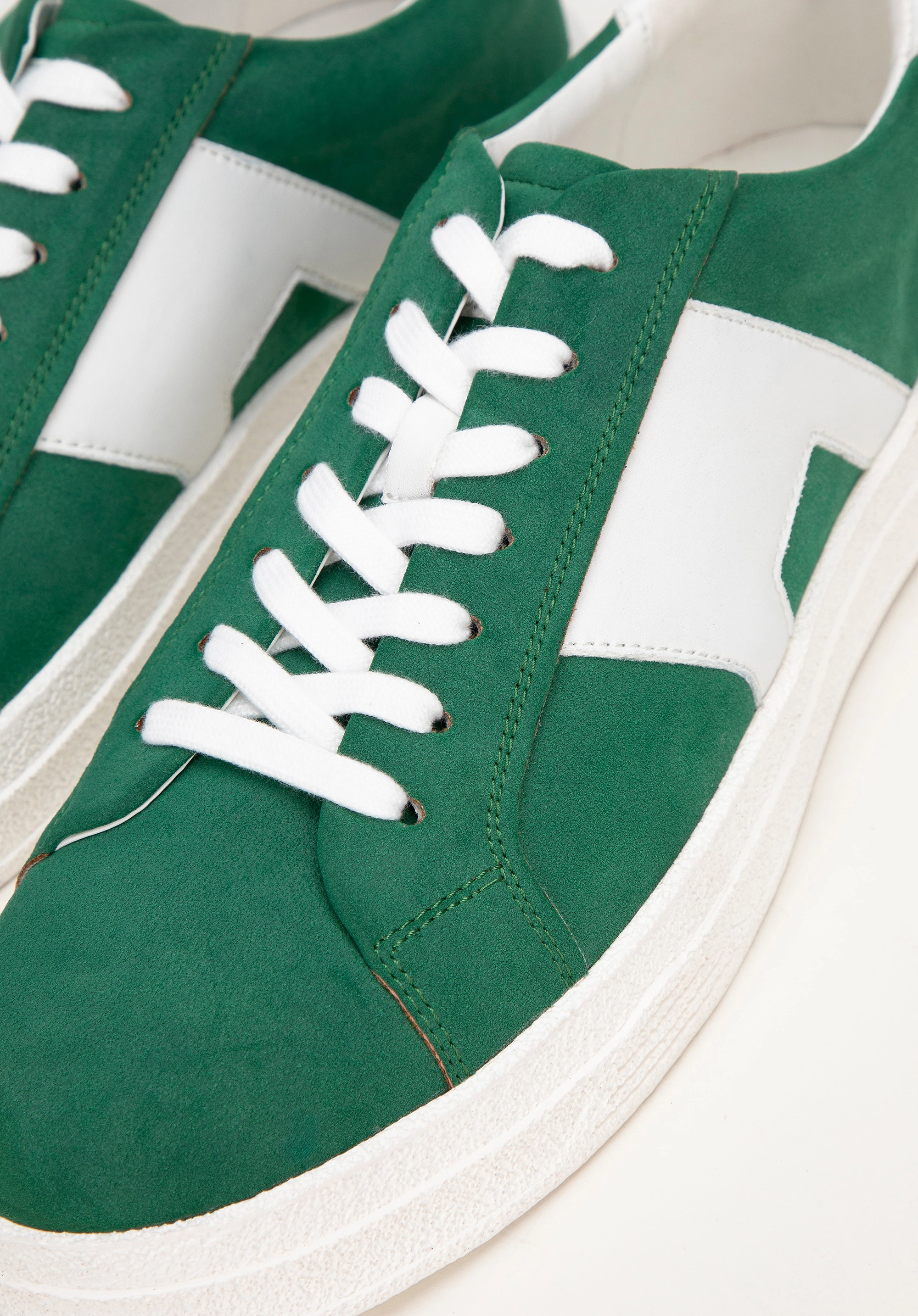Męskie sneakersy z kontrastową podeszwą zielone