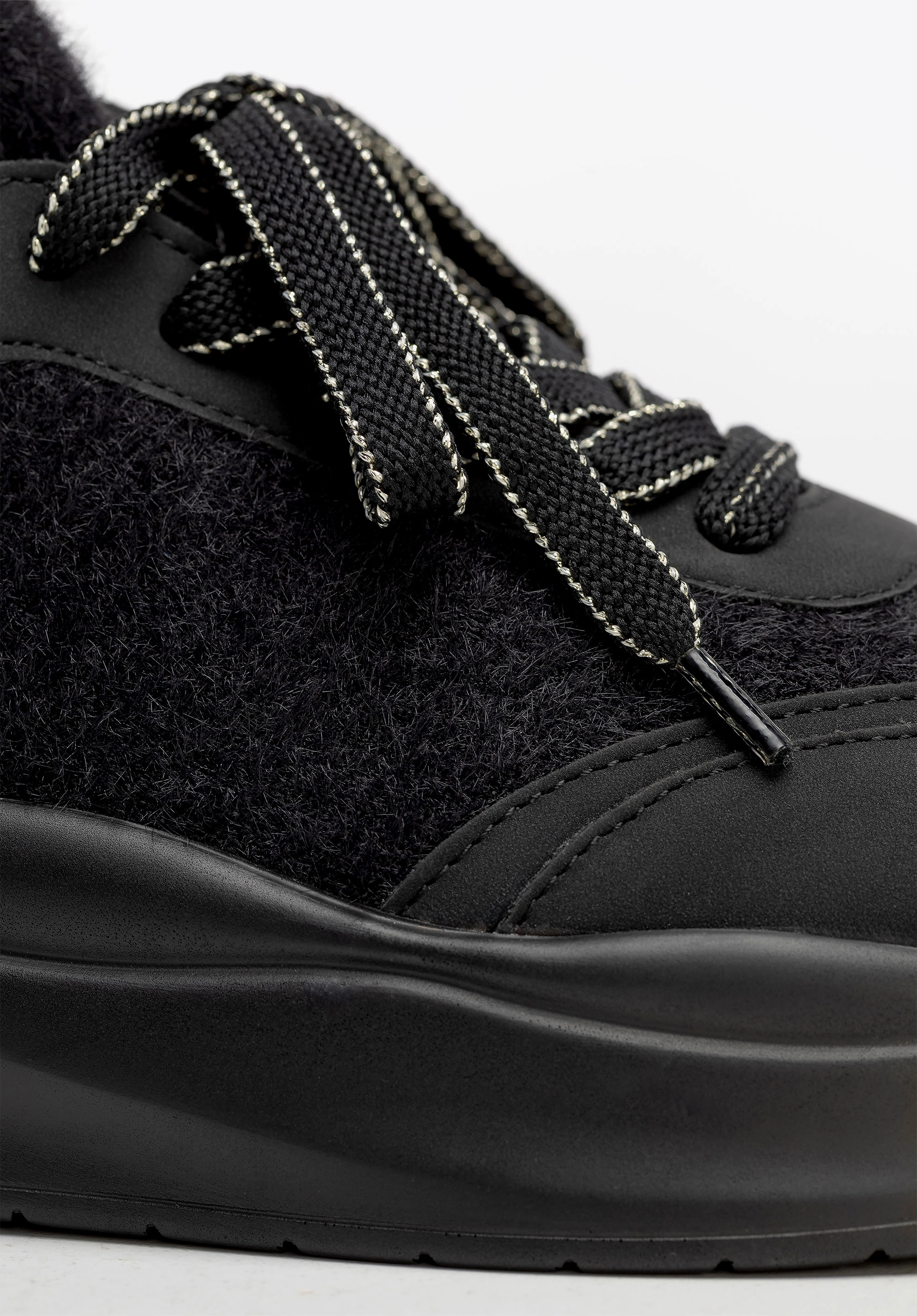 Damskie sneakersy z ekoskóry i sztucznego futerka czarne