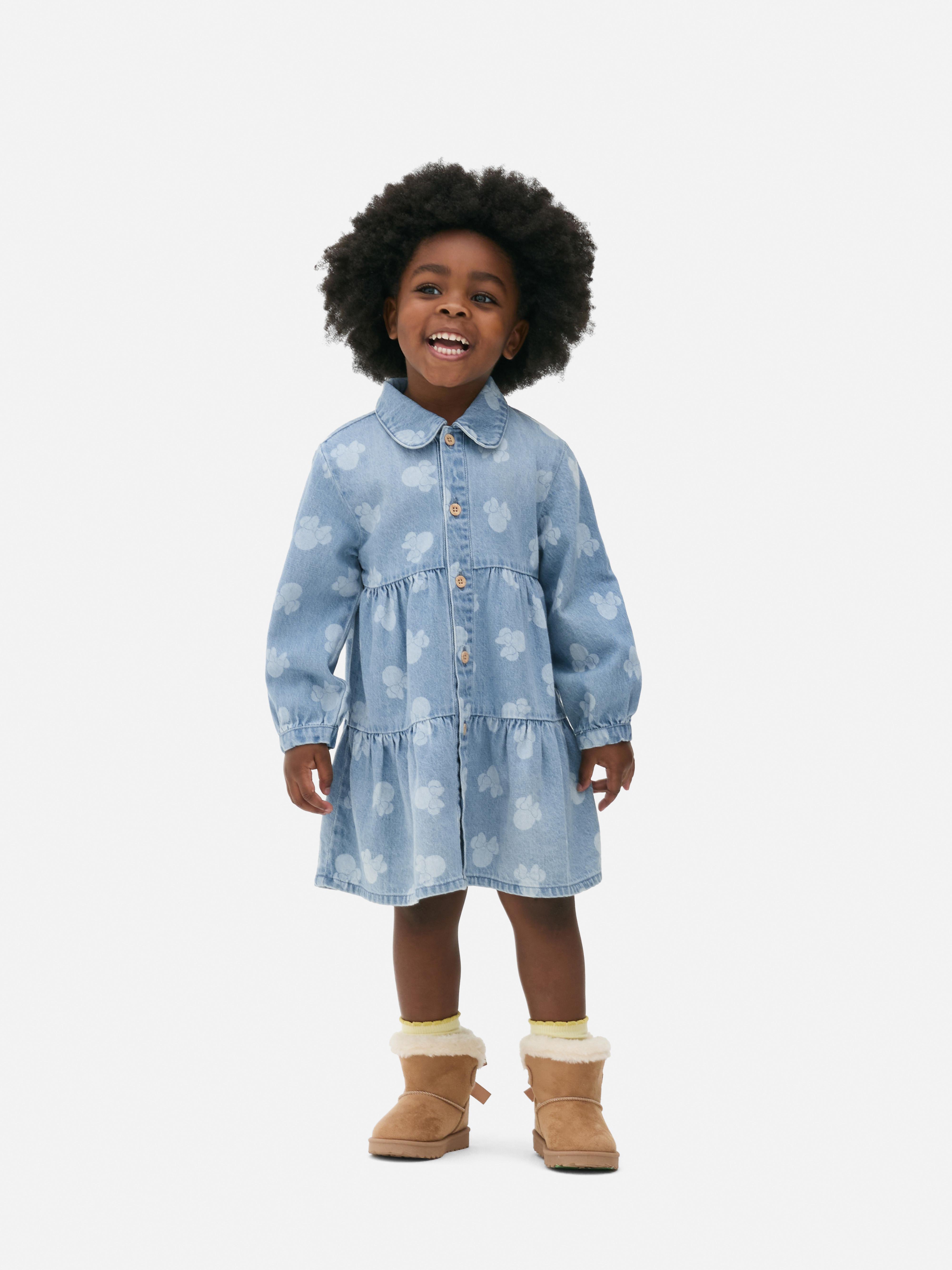 Abito in denim di Minnie Mouse della Disney. Abito in denim a strati con colletto, chiusura con bottoni e maniche lunghe.