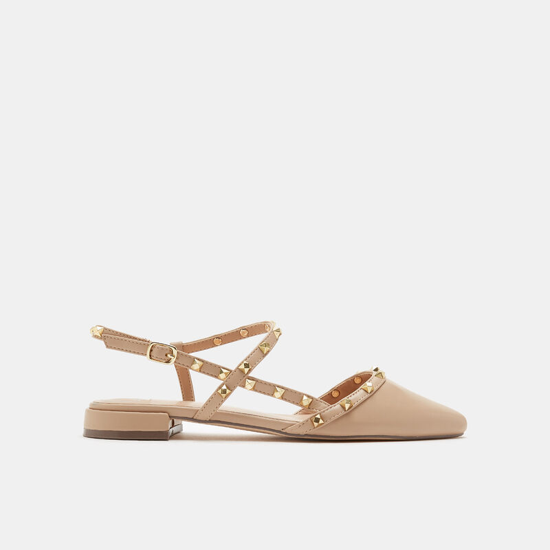Ballerinor med spetsiga tå och nitar