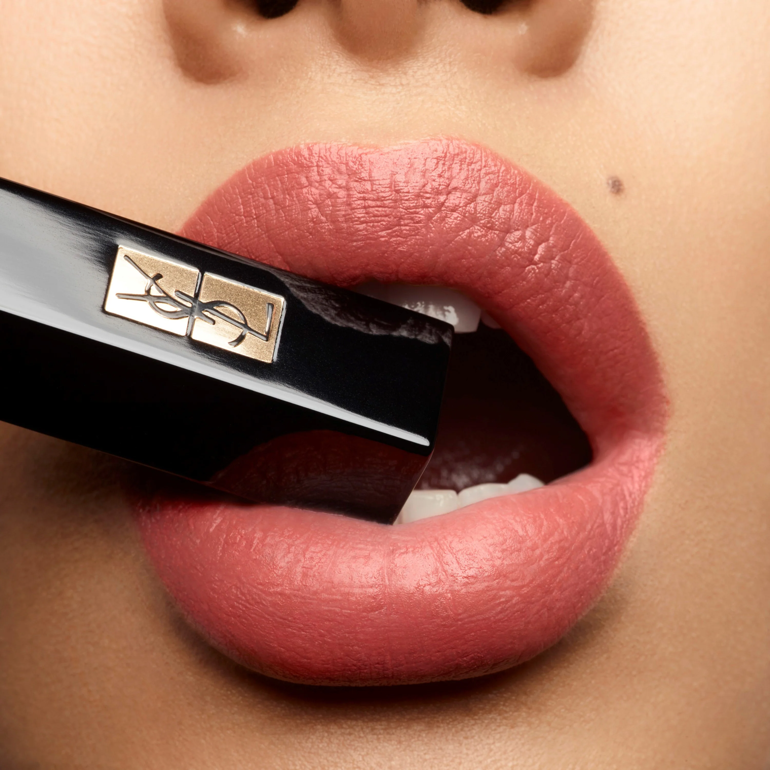 Labbra Rouge Pur Couture The Slim Velvet Radical - Rossetto mat, Rossetto