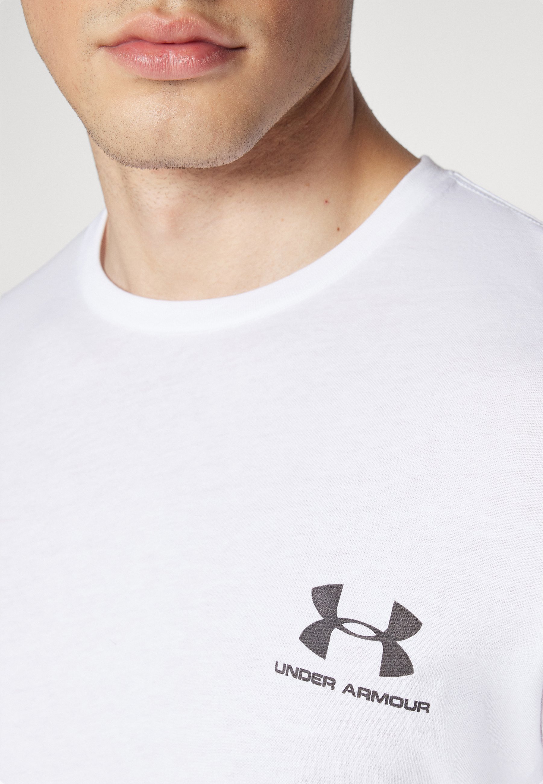 Maglietta Under Armour con logo stampato sul petto a sinistra - bianco/nero