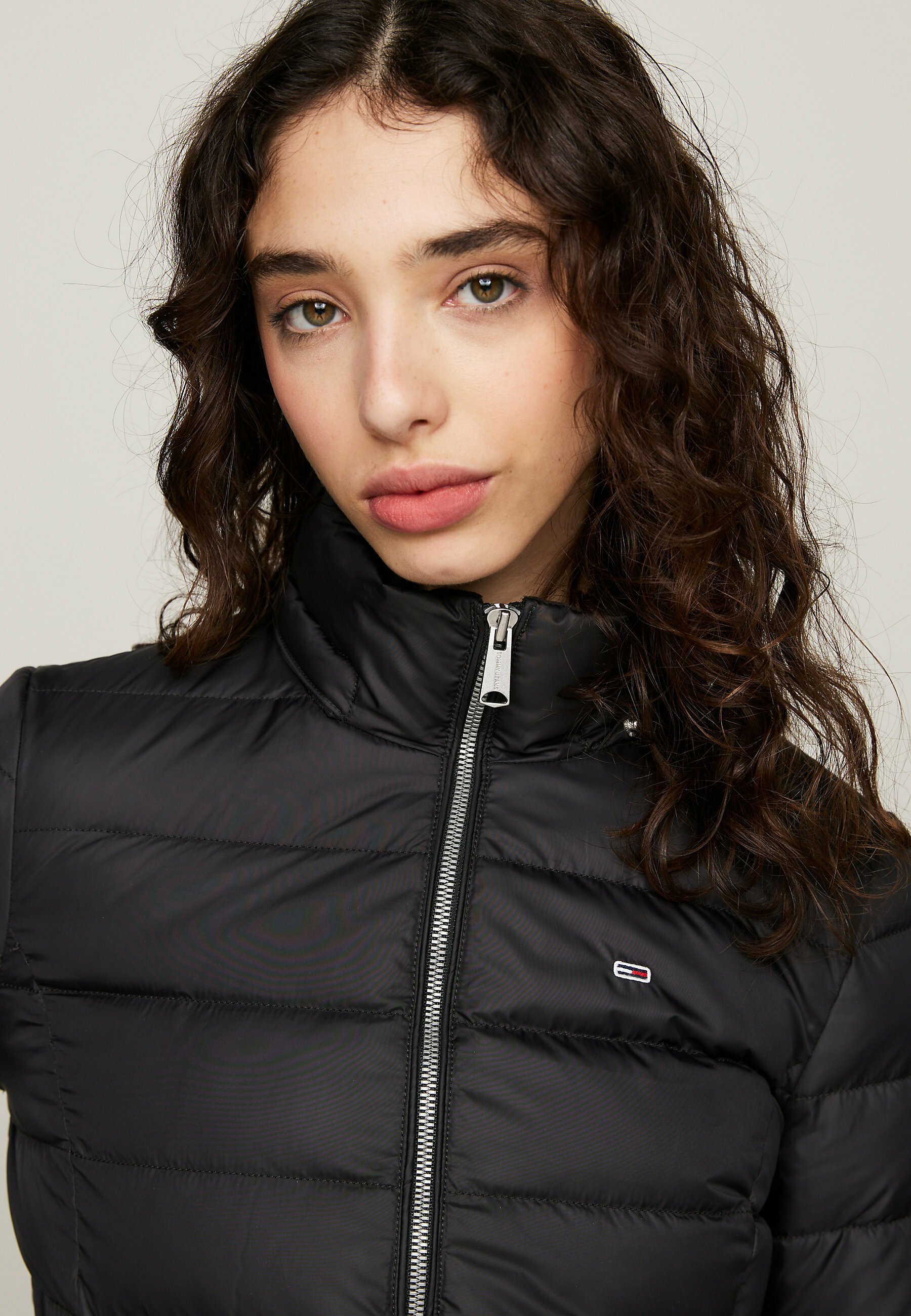 Giacca imbottita Tommy Jeans con cappuccio - nera