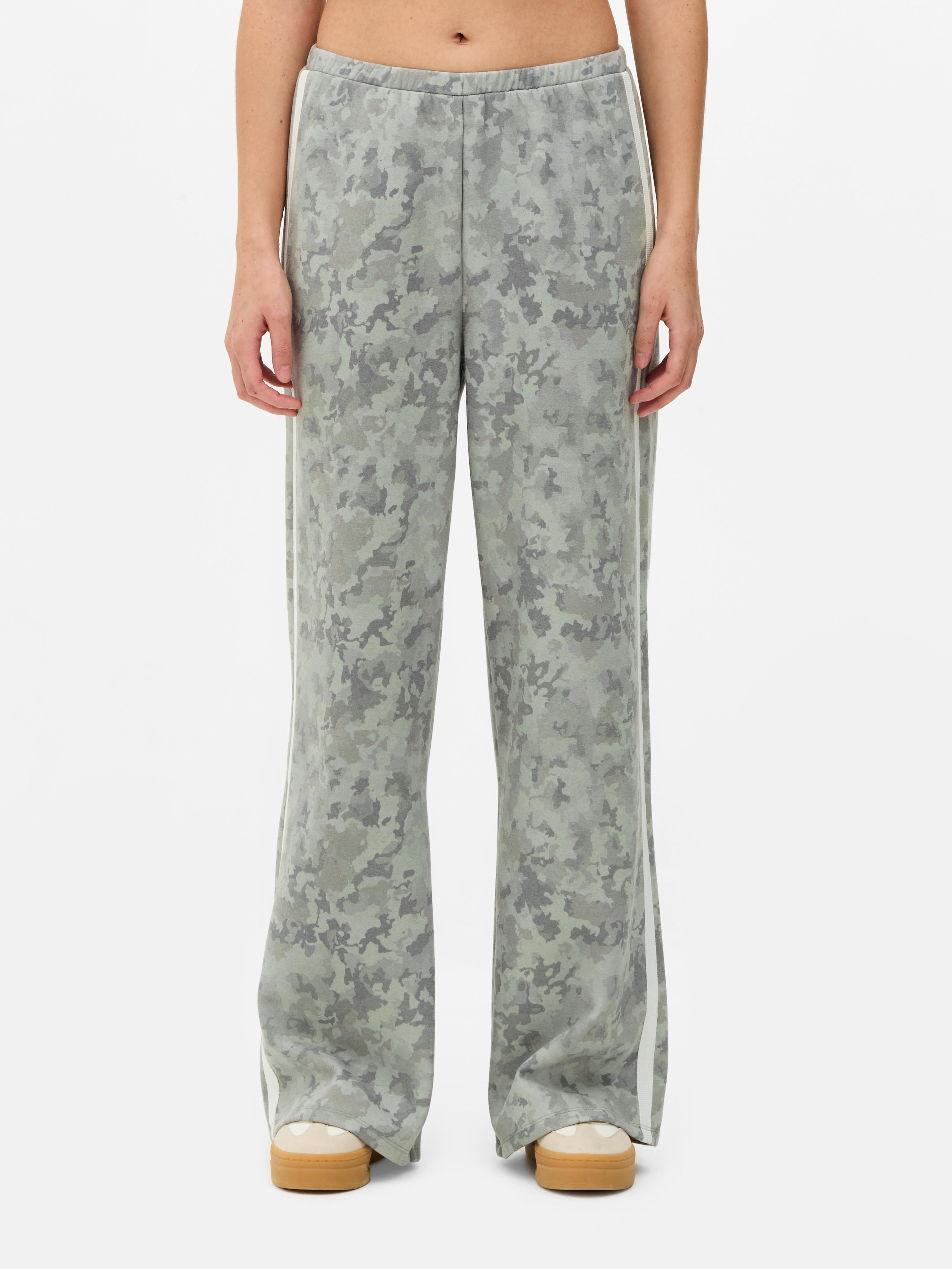 Pantaloni de jogging cu bandă laterală și imprimeu de camuflaj Pantaloni de jogging cu imprimeu de camuflaj, talie elastică și bandă laterală elegantă