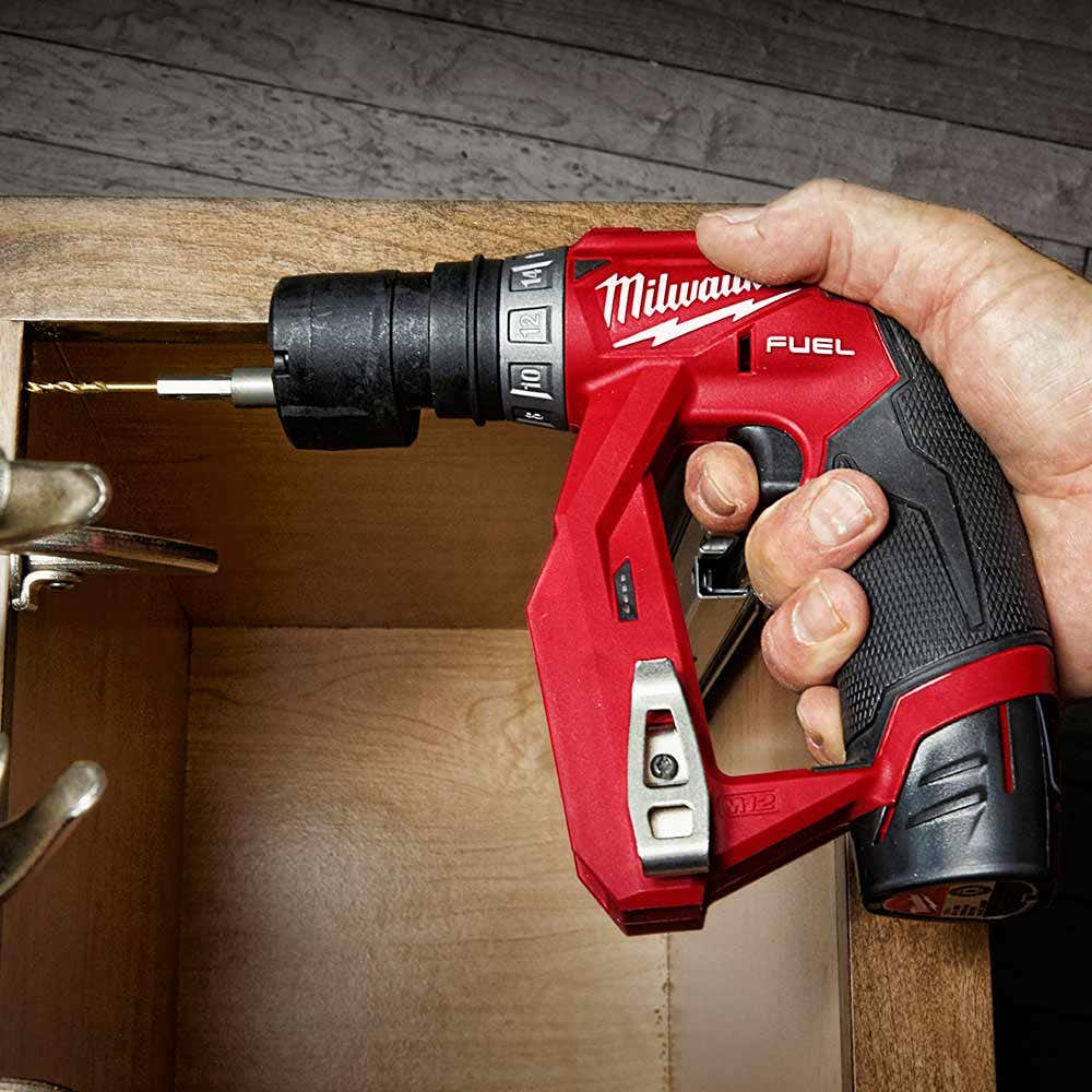 MILWAUKEE 12V 2 x 2,0 Ah 9,5mm Klempner-Bohrschrauber-Set M12FDDXKIT202B