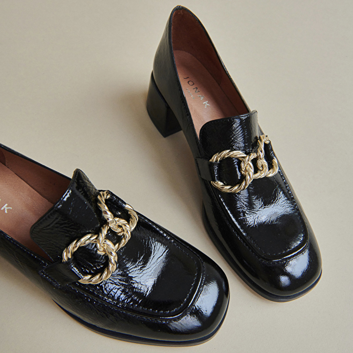 Mocassins à bouts carrés et boucles dorées  en cuir brillant noir