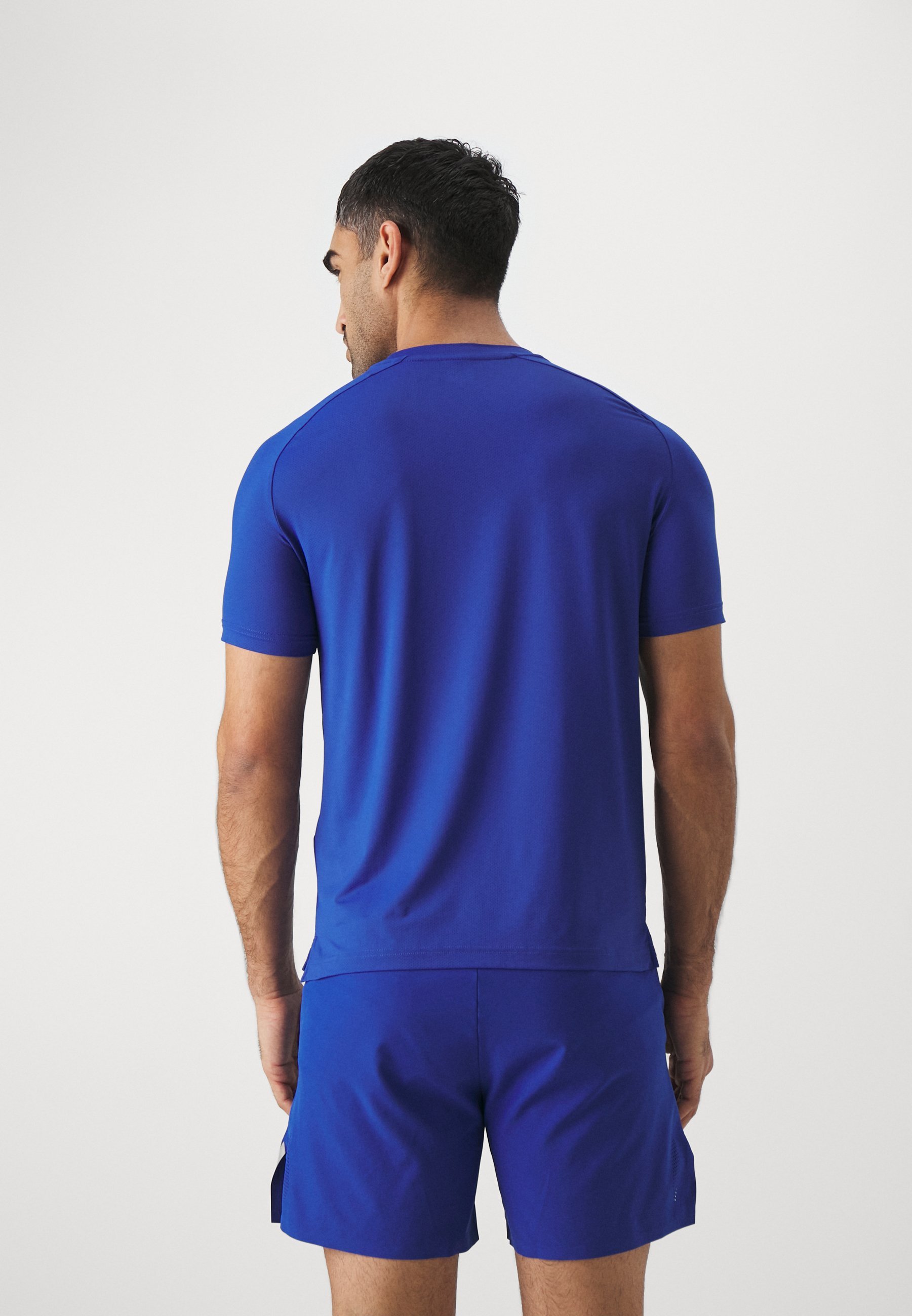 T-shirt de sport EA7 Emporio Armani - surfer sur le web