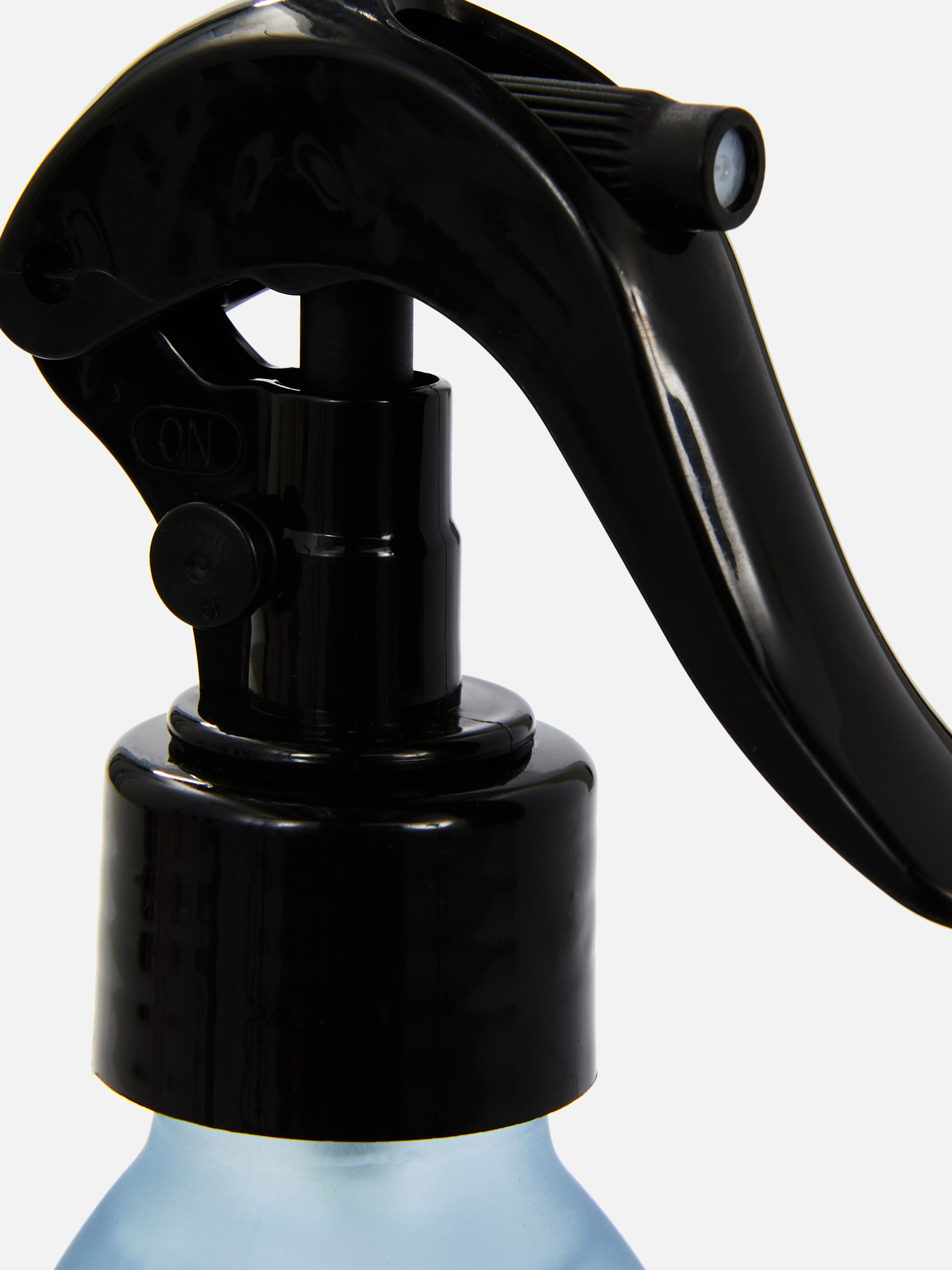 Spray parfumat pentru țesături. Oferă-le țesăturilor tale un miros plăcut cu spray-ul nostru parfumat pentru țesături.