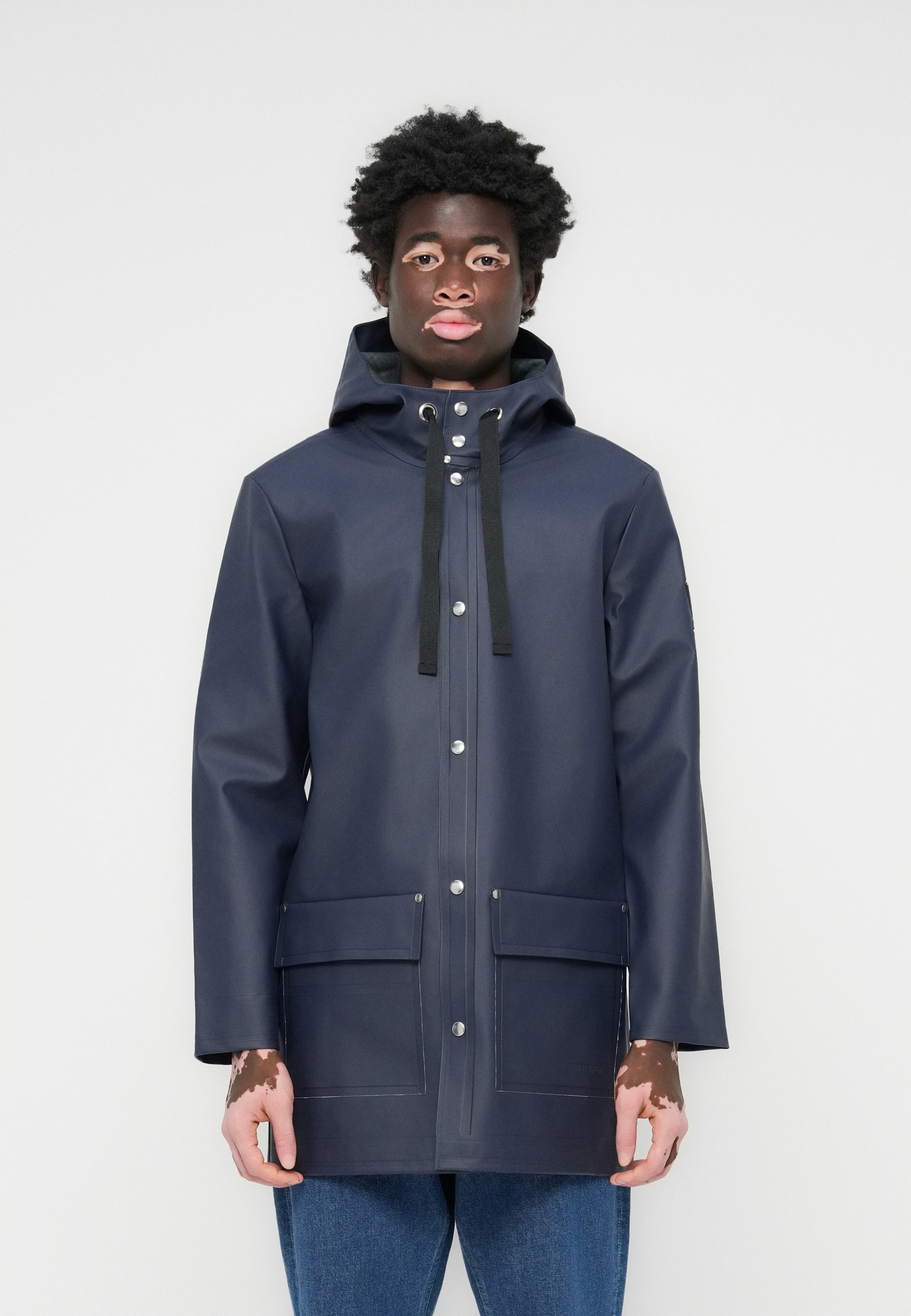 Jaqueta impermeável Stutterheim X Lyle & Scott - azul marinho