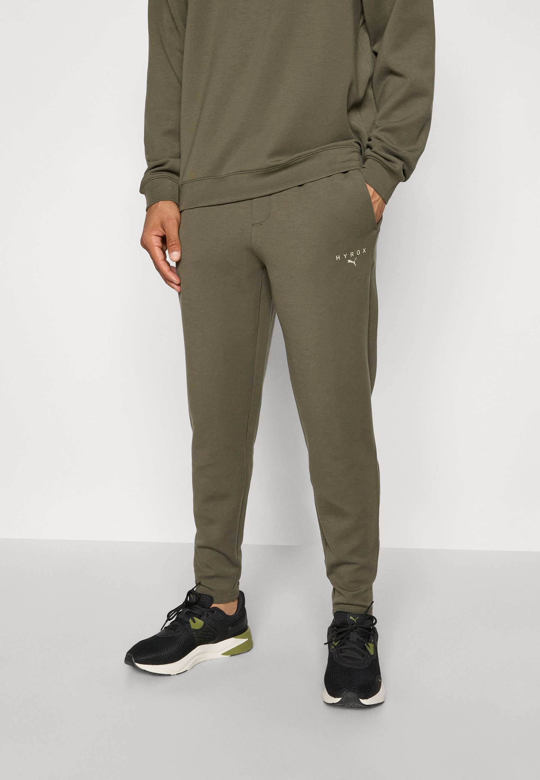 Pantaloni da tuta Puma HYROX CLOUDSPUN ELEVATED - verde oliva scuro