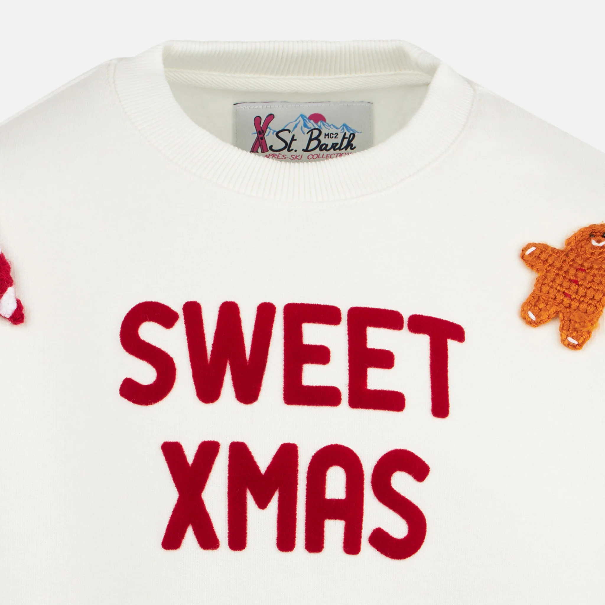 Witte coltrui voor kinderen met een patch van peperkoekstokjes.