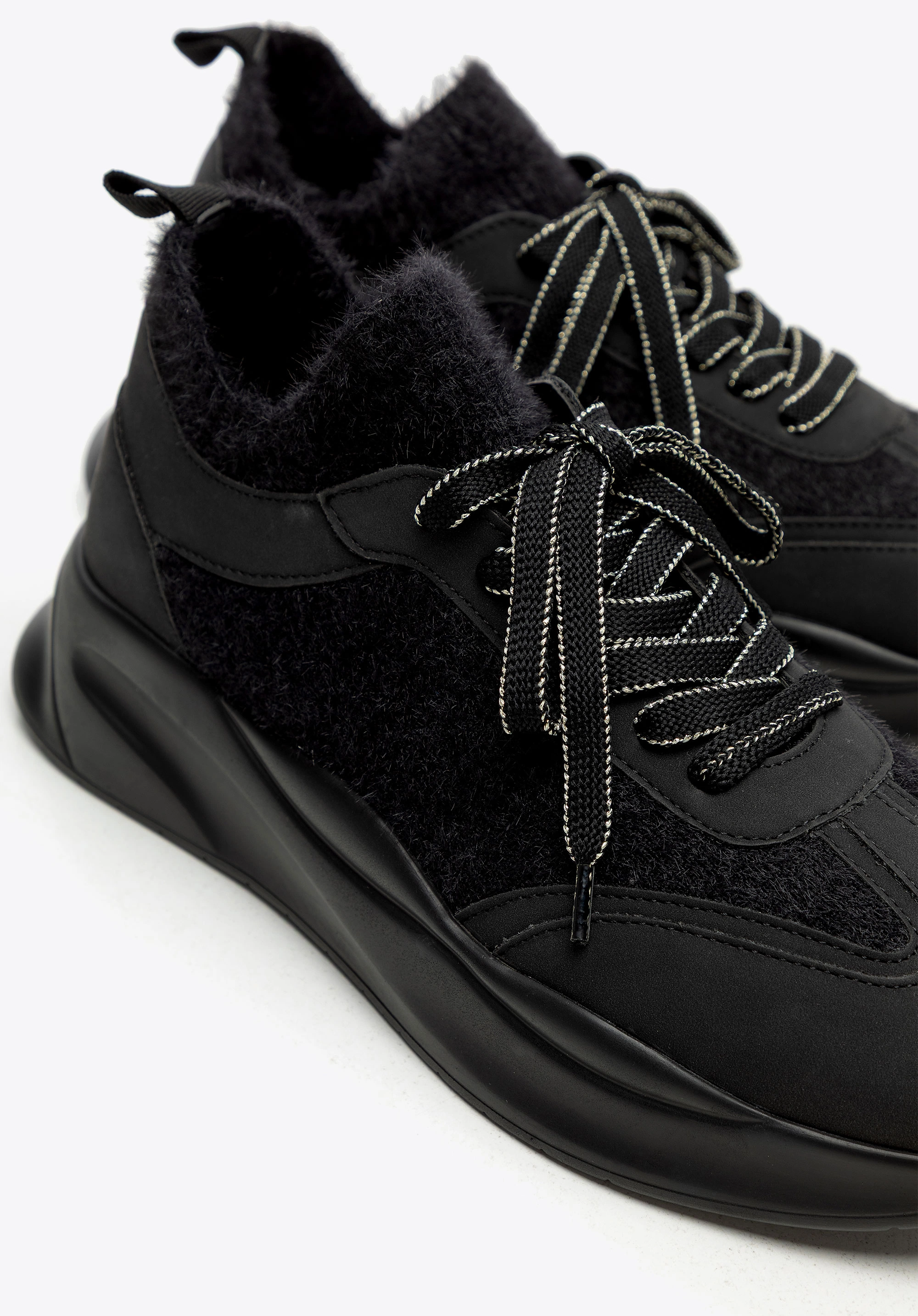 Damskie sneakersy z ekoskóry i sztucznego futerka czarne