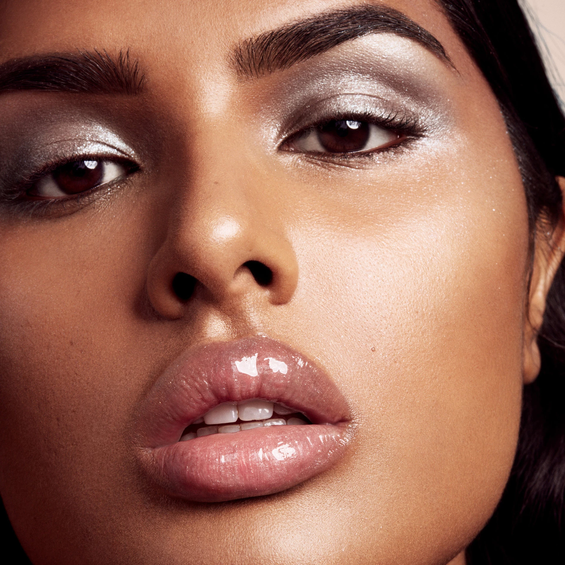 Gloss Bomb Univerzalni luminizer za usne Fussy - Fenty Beauty